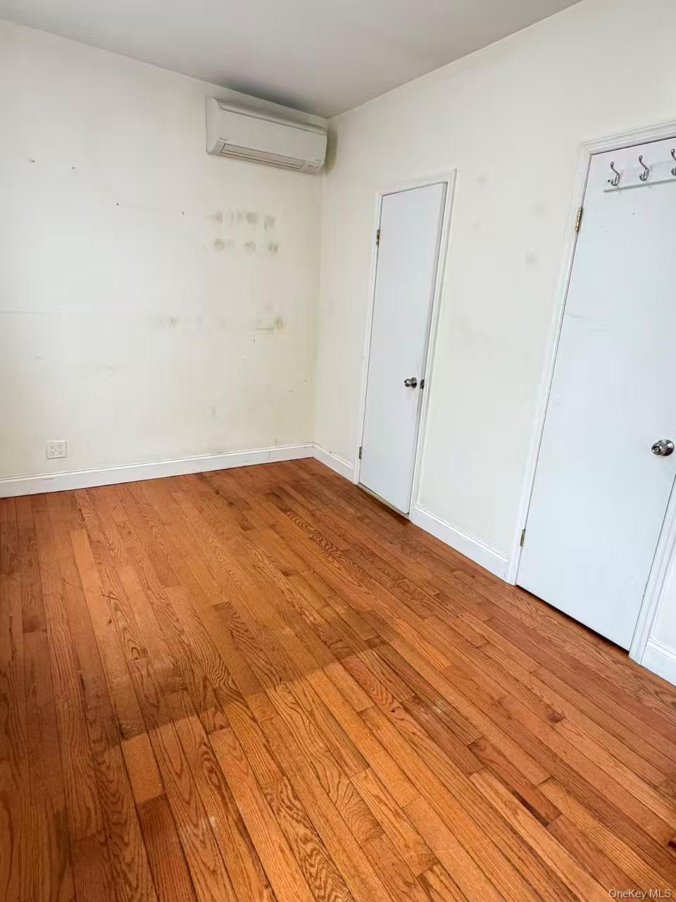 #8 photo, 2027 121st Street, קווינס College Point , NY 11356