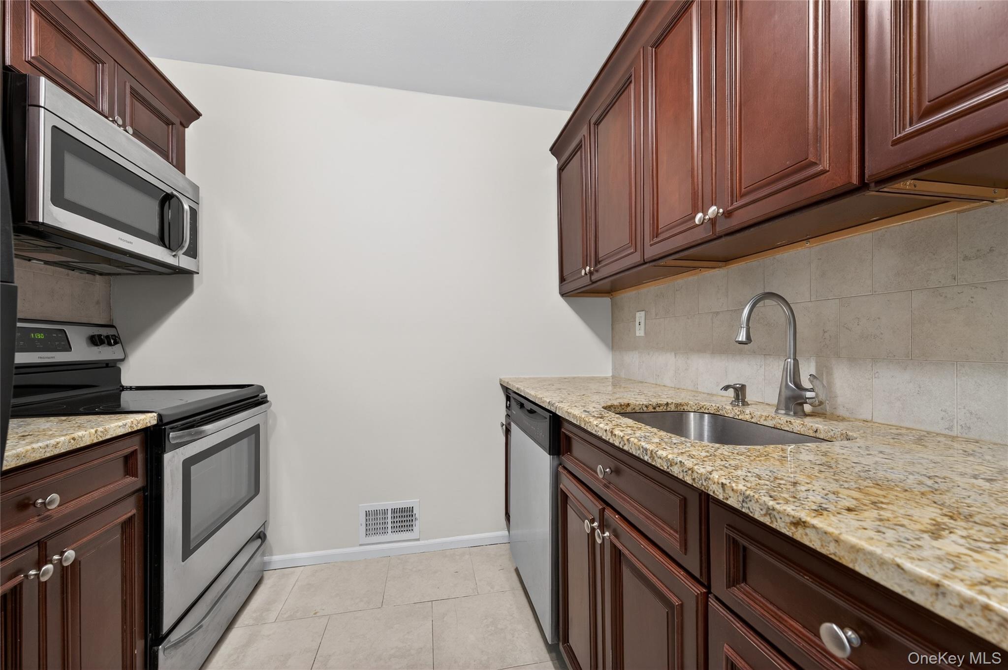 #13 photo, 54 School Street, নাসাউ কাউন্টি Westbury , NY 11590