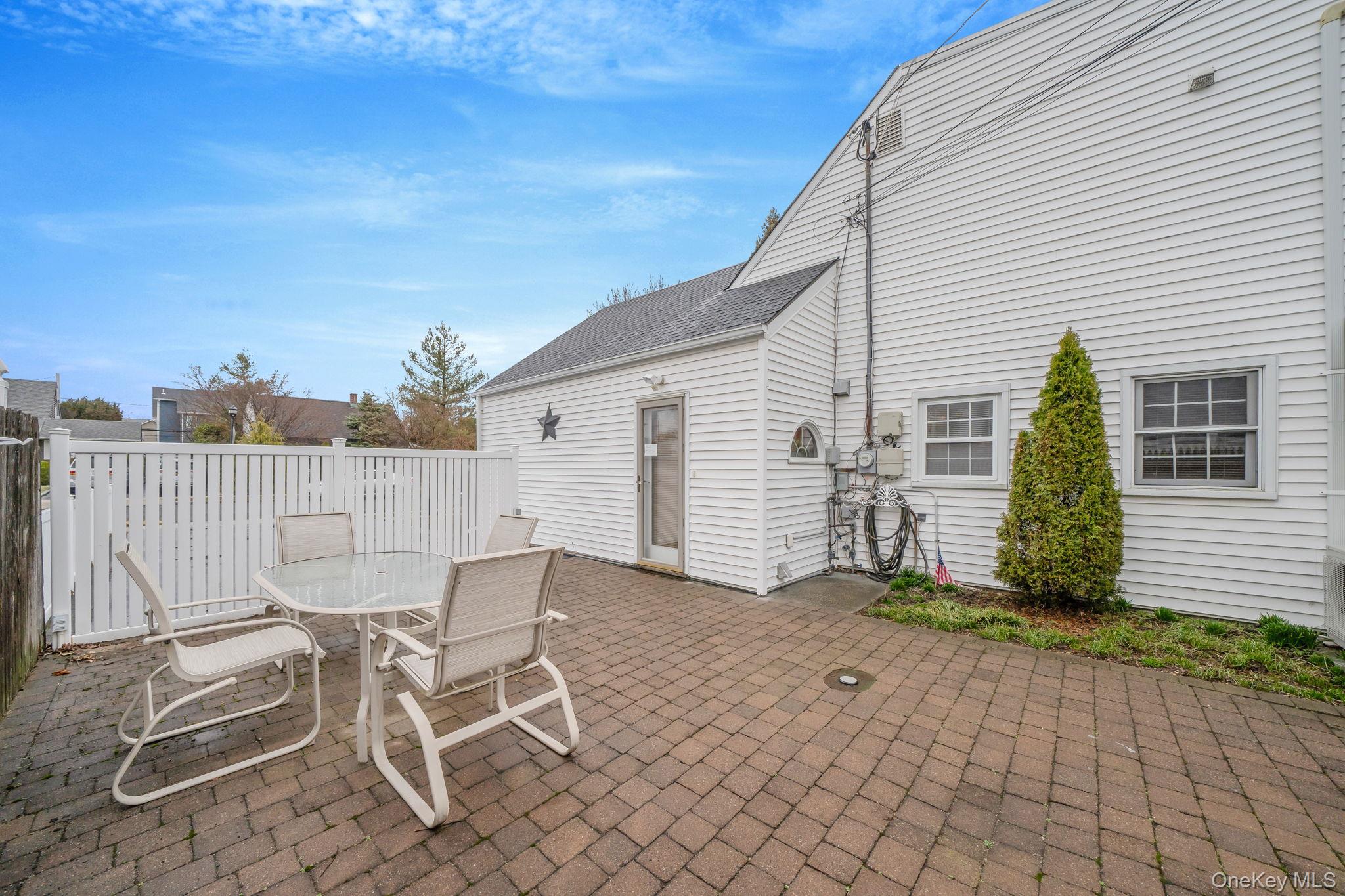 #15 photo, 90 Haven Lane, নাসাউ কাউন্টি Levittown , NY 11756