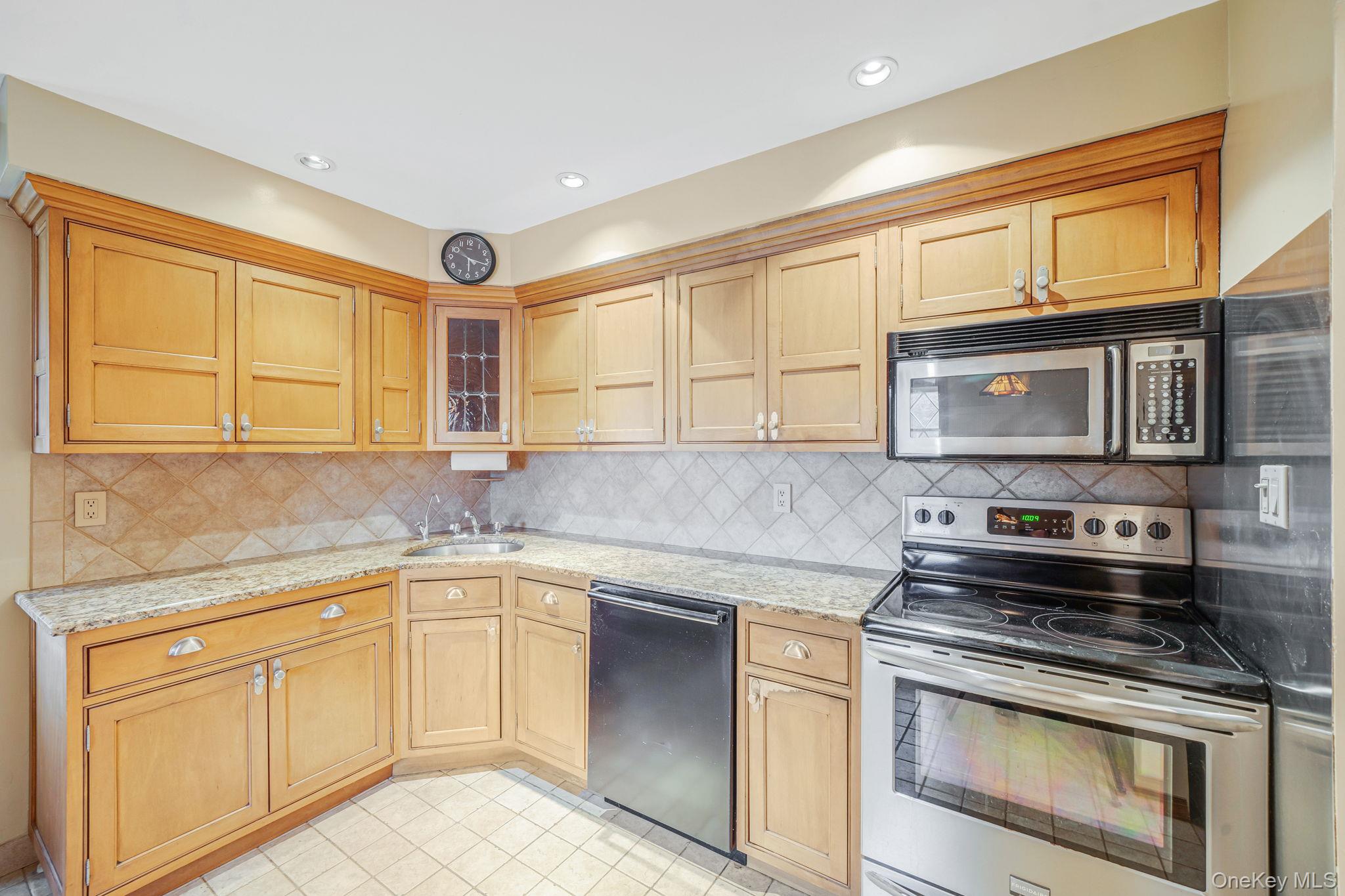 #2 photo, 90 Haven Lane, নাসাউ কাউন্টি Levittown , NY 11756