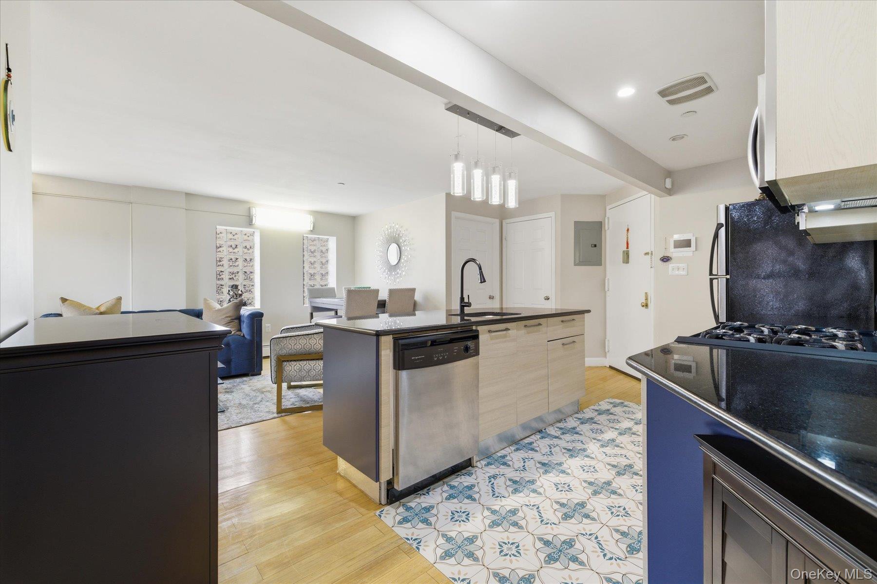 #10 photo, 8375 117th Street, কুইন্‌স Kew Gardens , NY 11418