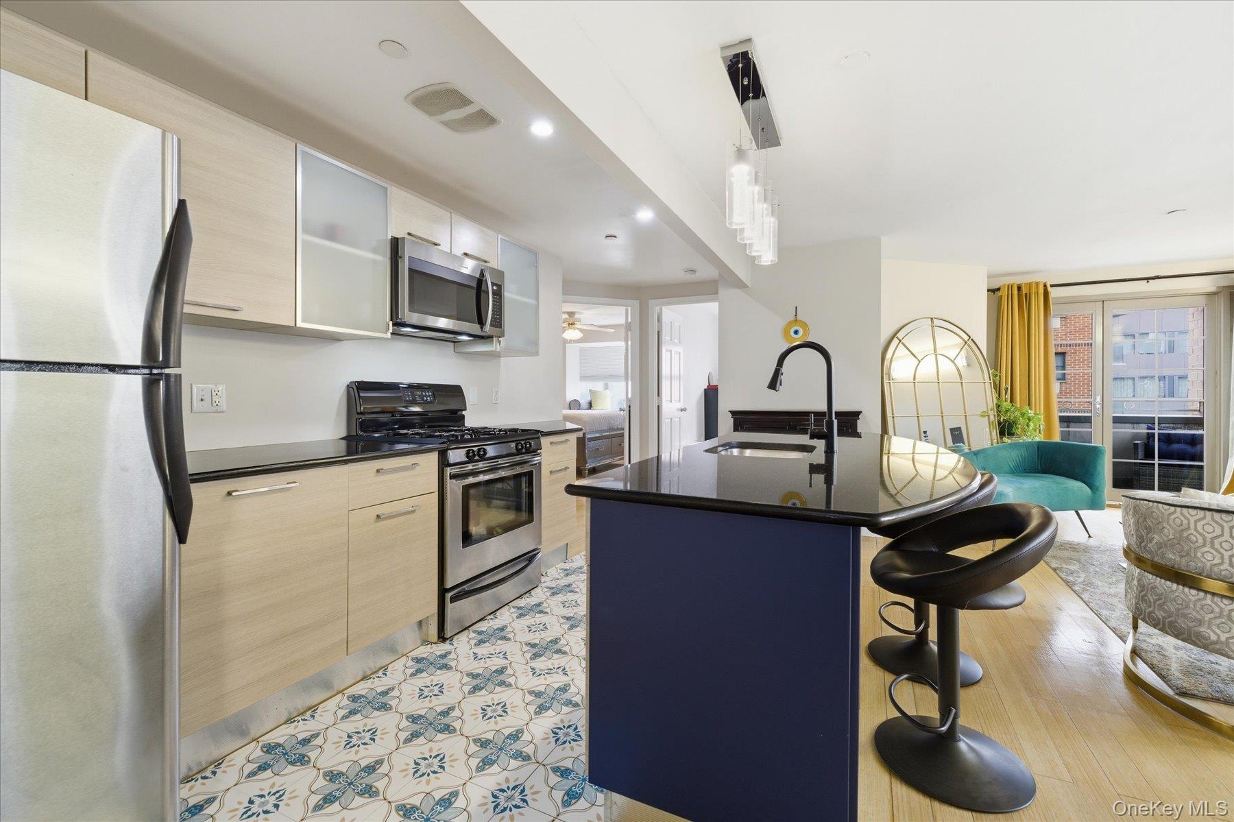 #8 photo, 8375 117th Street, কুইন্‌স Kew Gardens , NY 11418