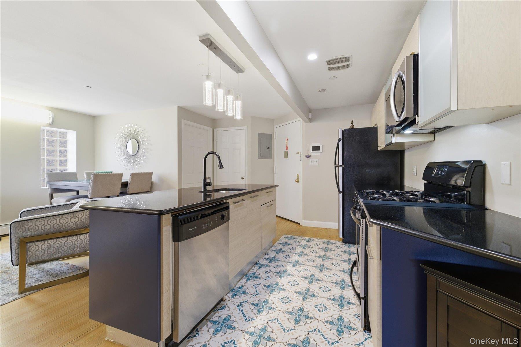 #9 photo, 8375 117th Street, কুইন্‌স Kew Gardens , NY 11418