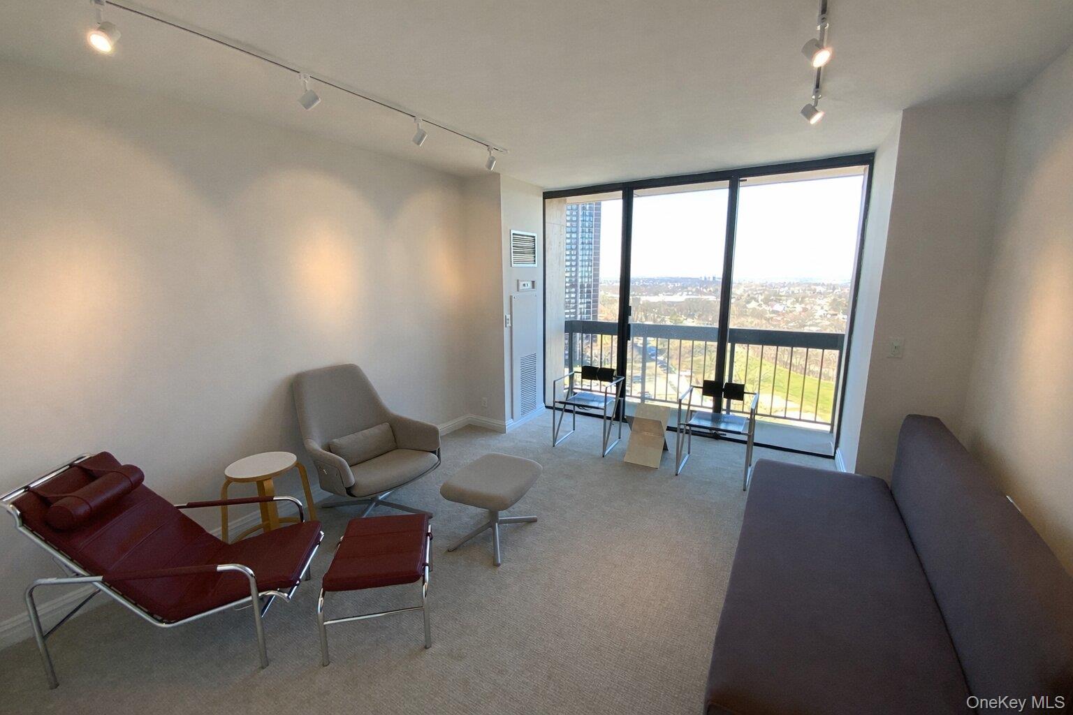 #14 photo, 27110 Grand Central Parkway, কুইন্‌স Floral Park , NY 11005