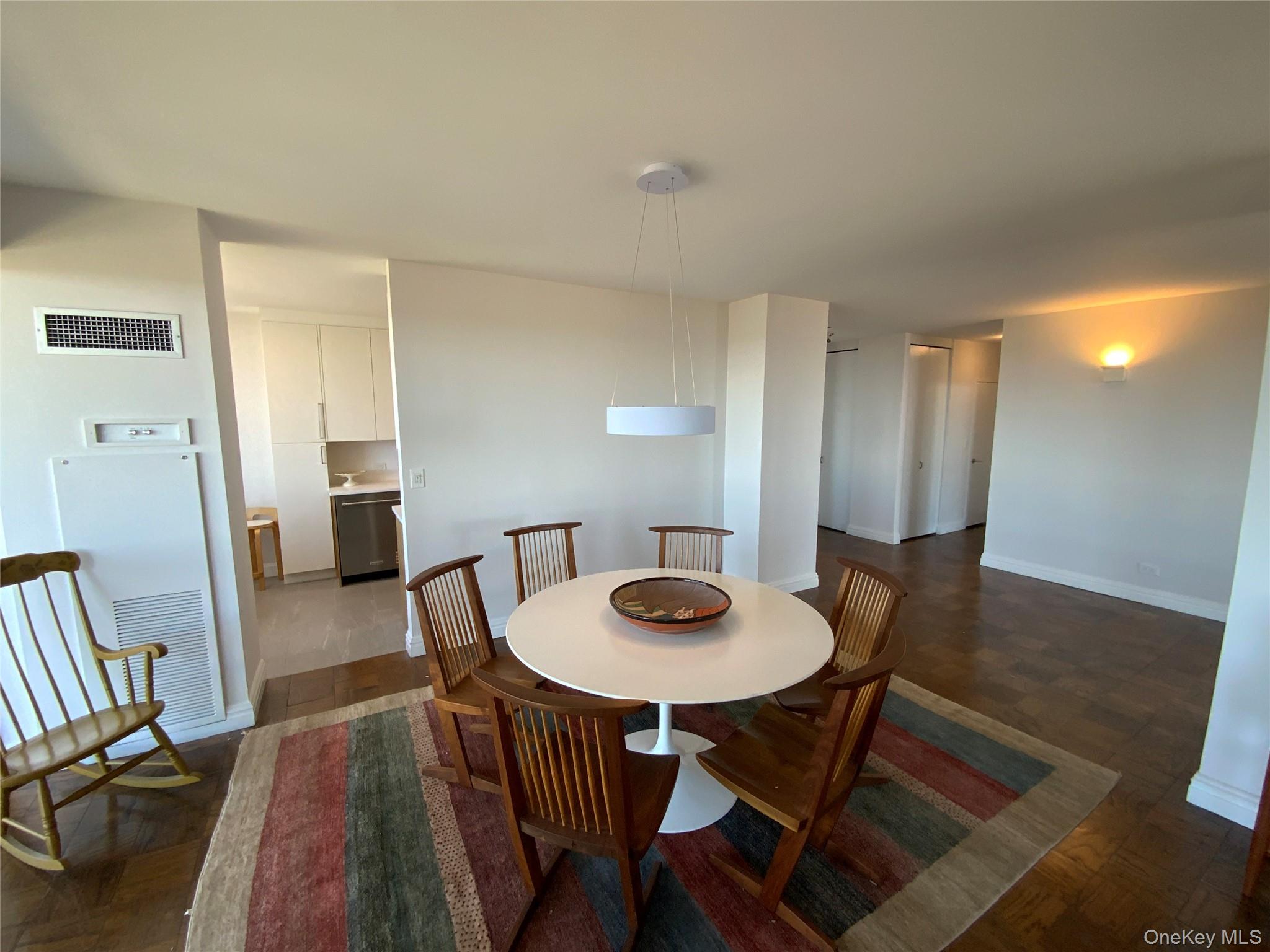 #7 photo, 27110 Grand Central Parkway, কুইন্‌স Floral Park , NY 11005