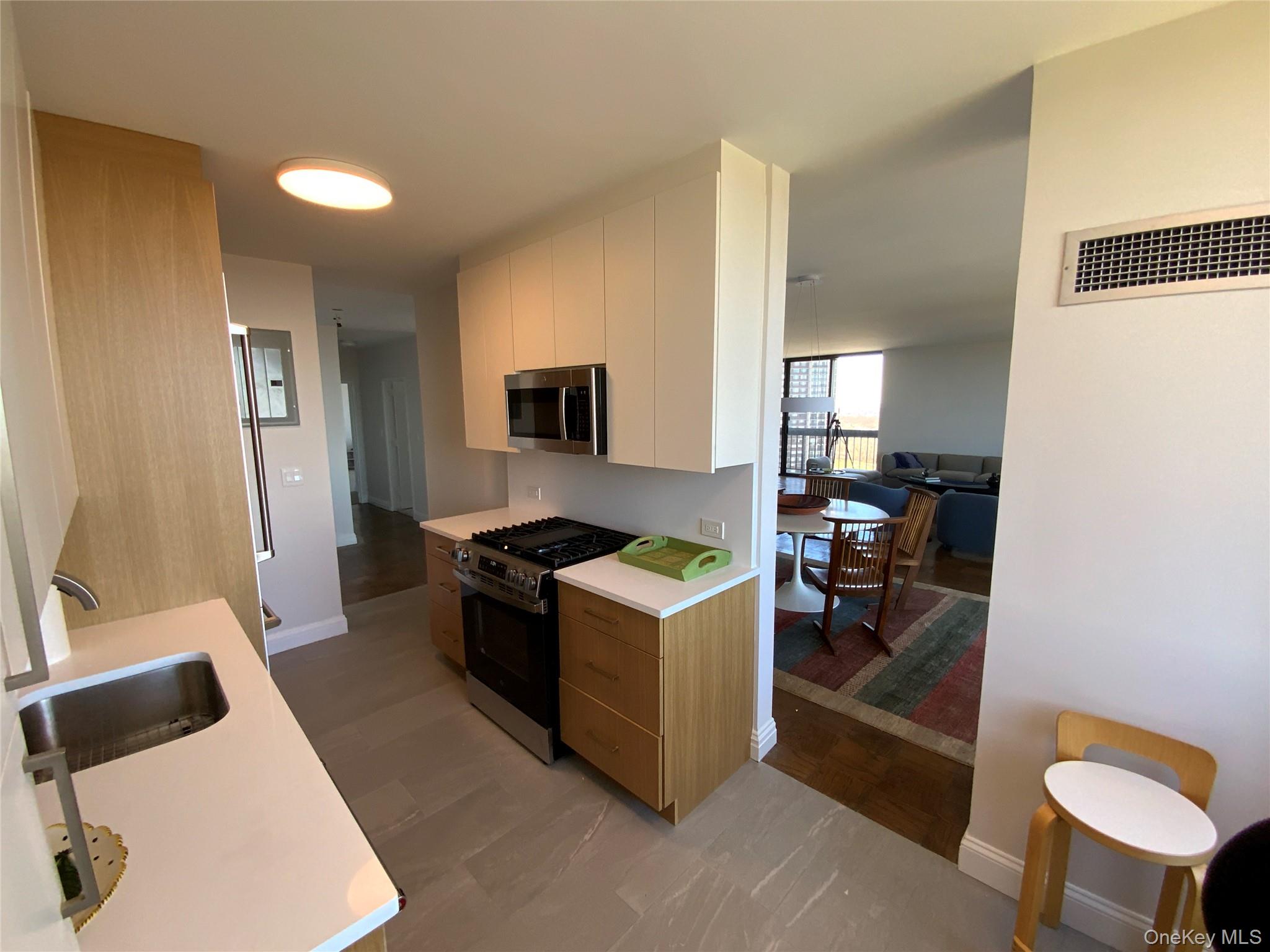 #8 photo, 27110 Grand Central Parkway, কুইন্‌স Floral Park , NY 11005