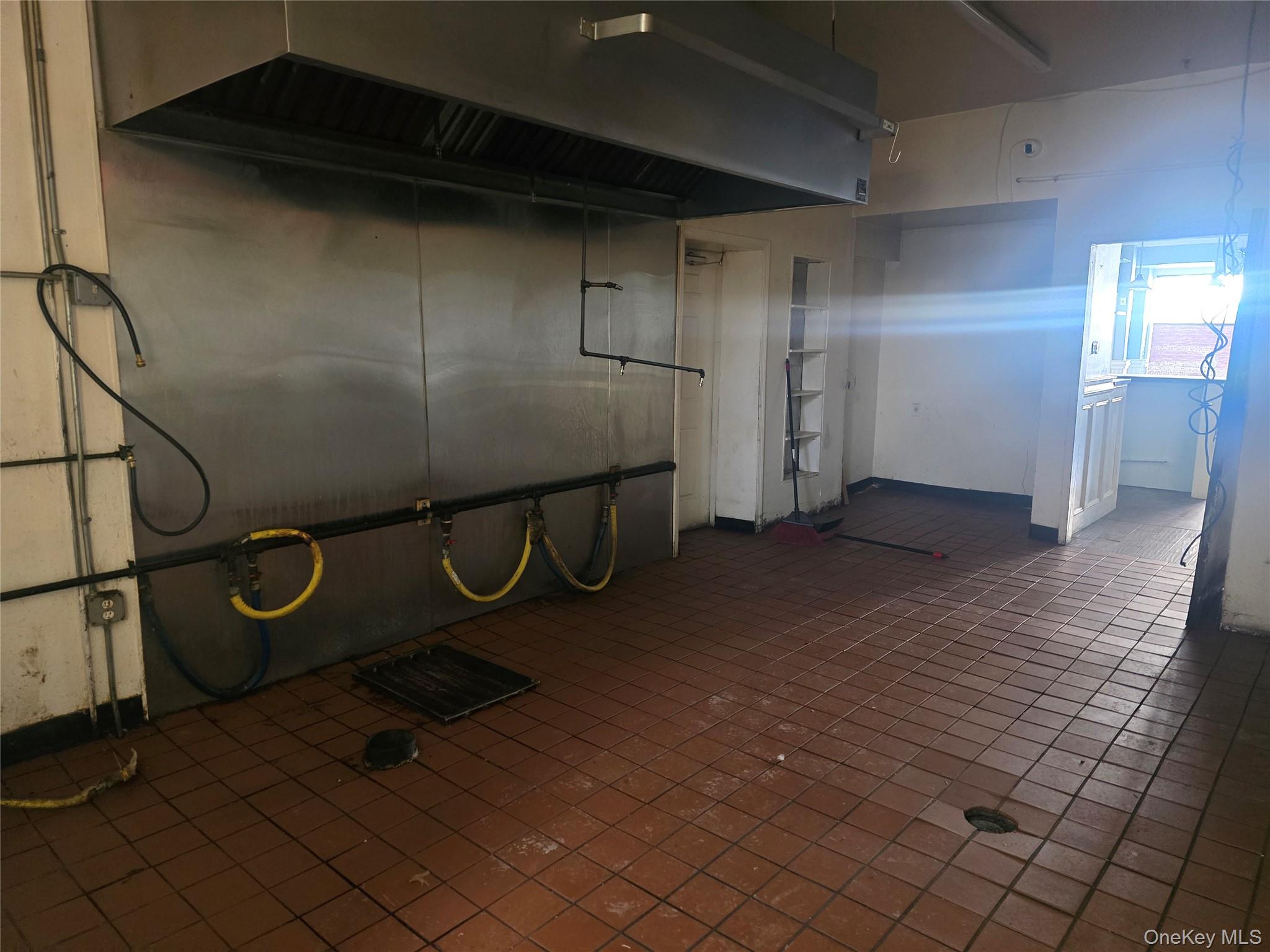 #8 photo, 230 Merrick Road, নাসাউ কাউন্টি Rockville Centre , NY 11570