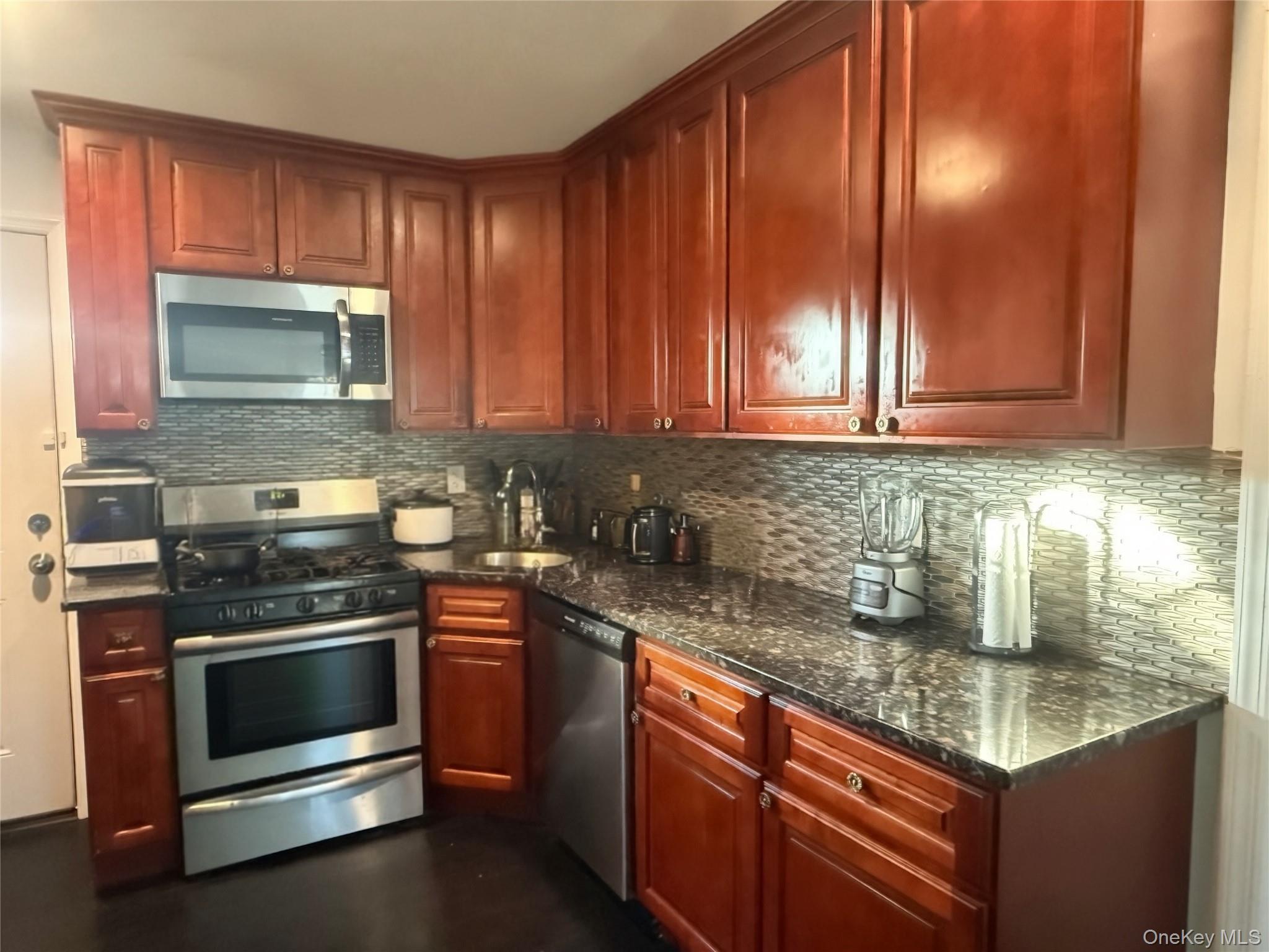 #2 photo, 1013 Merriam Road, सफ़ोक काउंटी Bay Shore , NY 11706