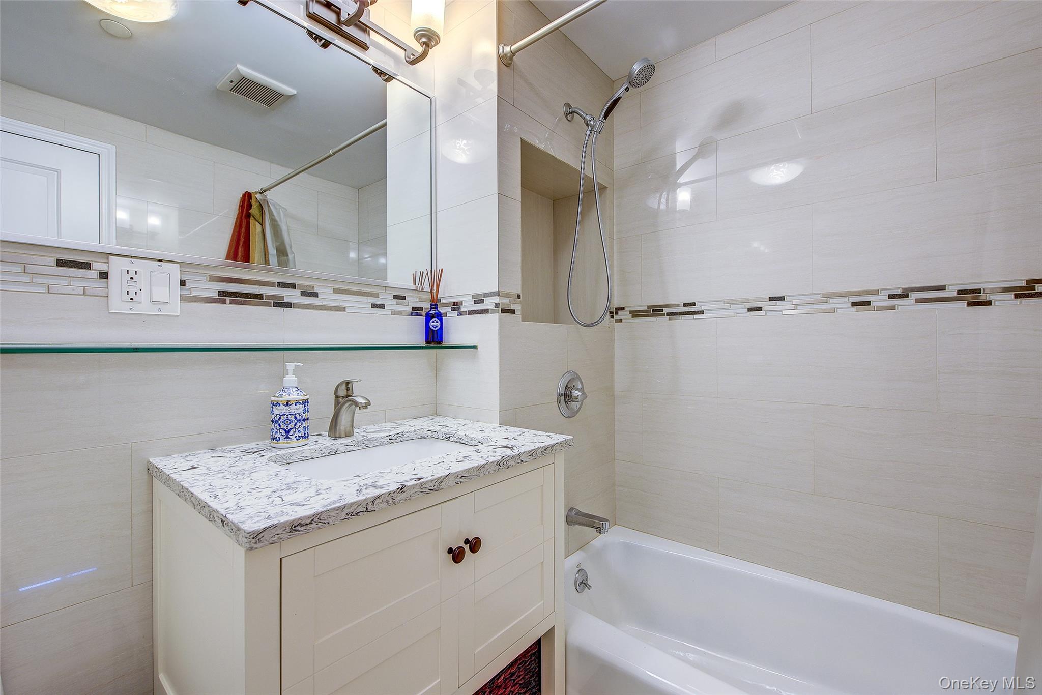 #12 photo, 84-05 Queens Boulevard, কুইন্‌স Elmhurst , NY 11373