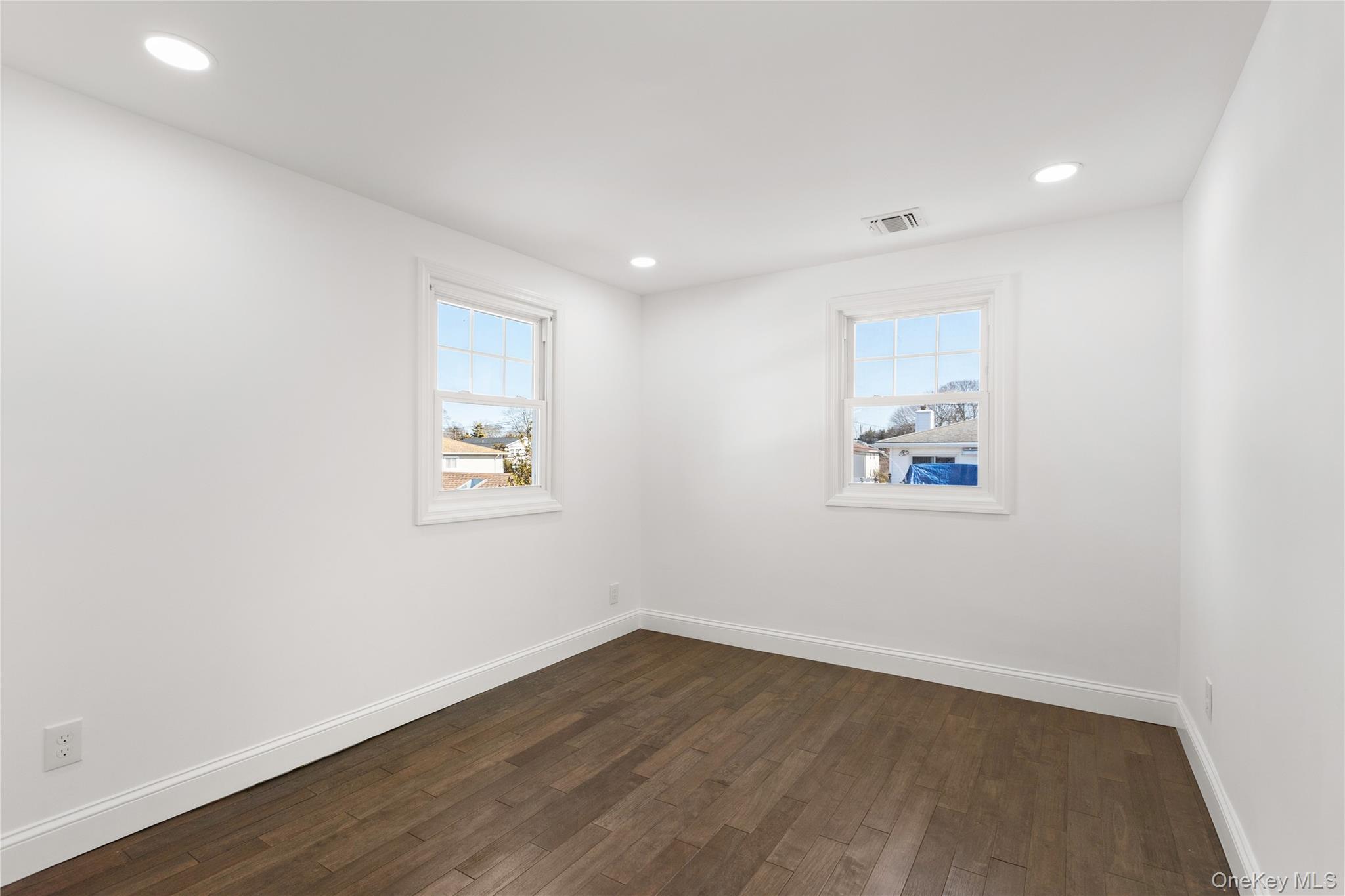 #13 photo, 184 Dallas Street, সাফোক কাউন্টি Lindenhurst , NY 11757