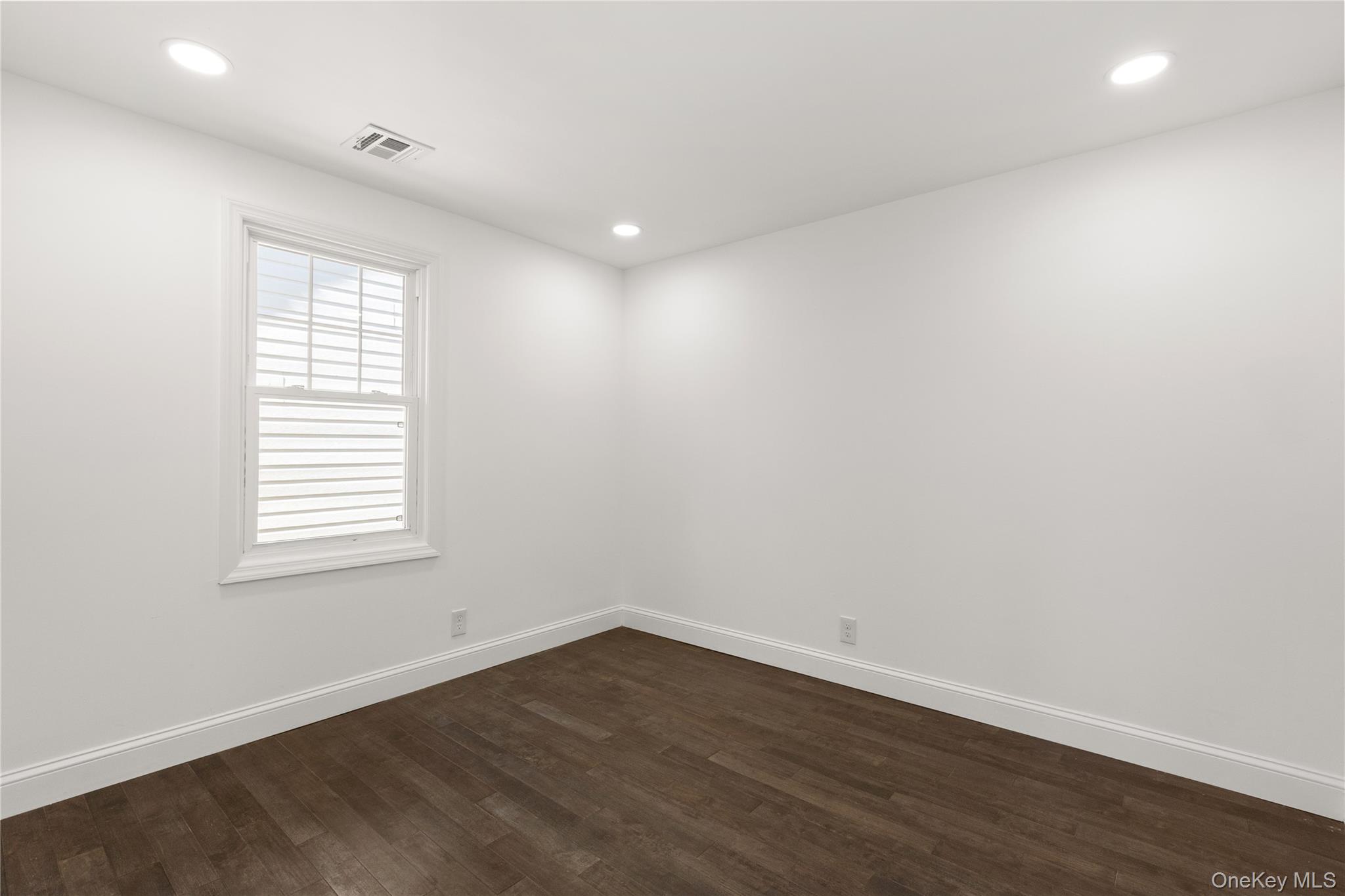 #8 photo, 184 Dallas Street, সাফোক কাউন্টি Lindenhurst , NY 11757