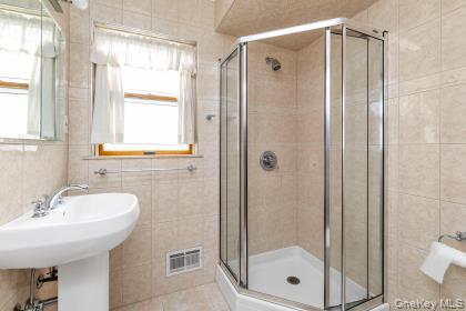 #8 photo, 16615 67th Avenue, কুইন্‌স Fresh Meadows , NY 11365