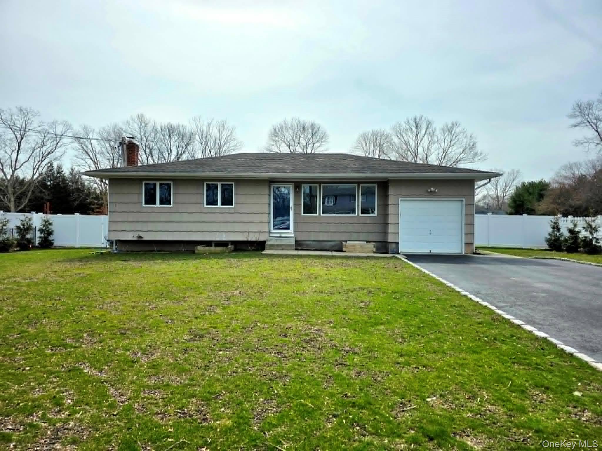 #2 photo, 38 Pentmoor Drive, সাফোক কাউন্টি Mastic , NY 11950