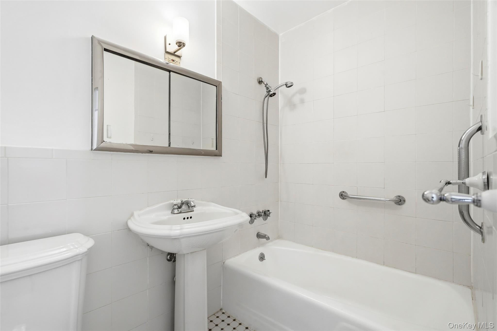 #16 photo, 953 W Boston Post Road, Mamaroneck , NY 10543