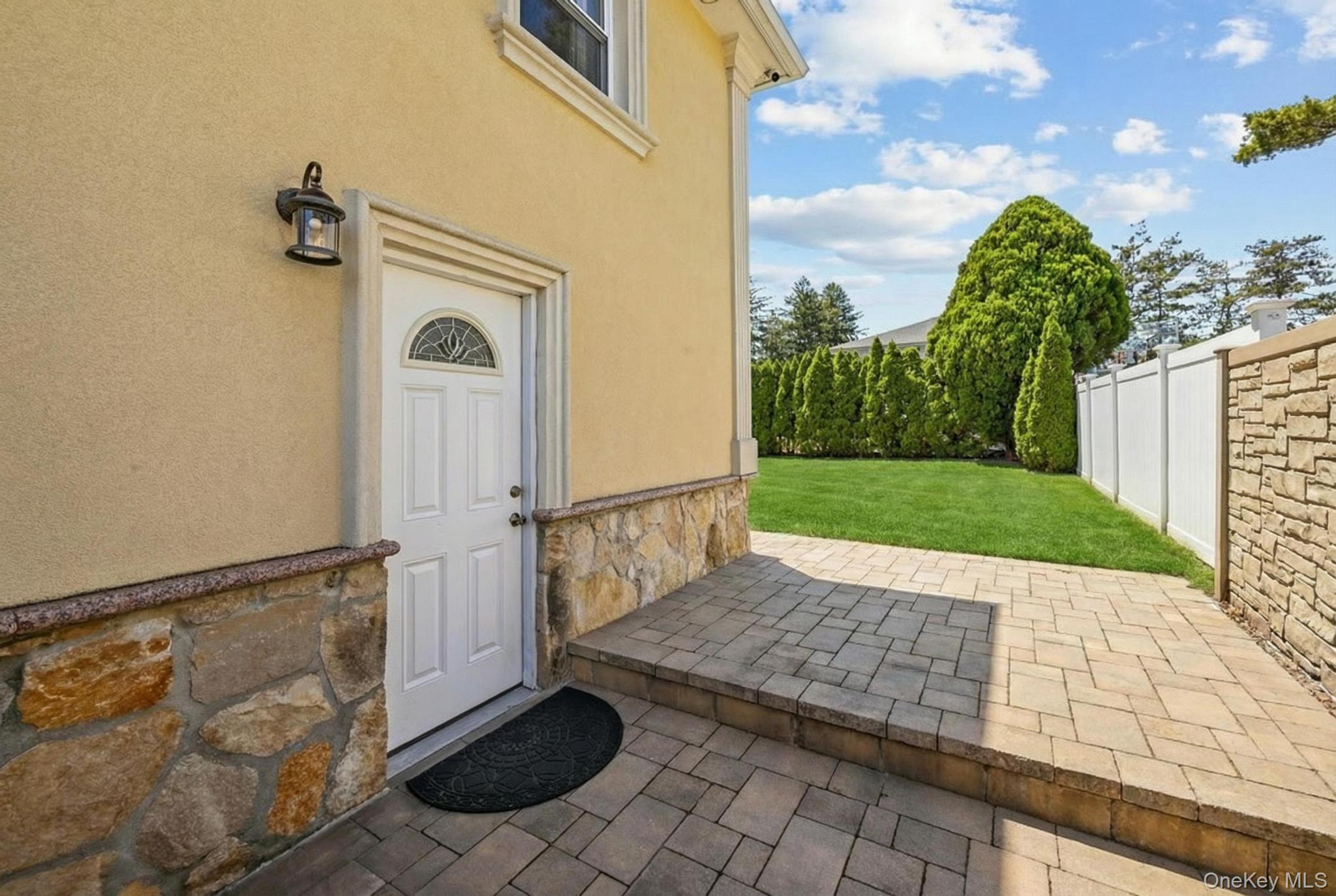 #3 photo, 16 Tudor Road, নাসাউ কাউন্টি Hicksville , NY 11801