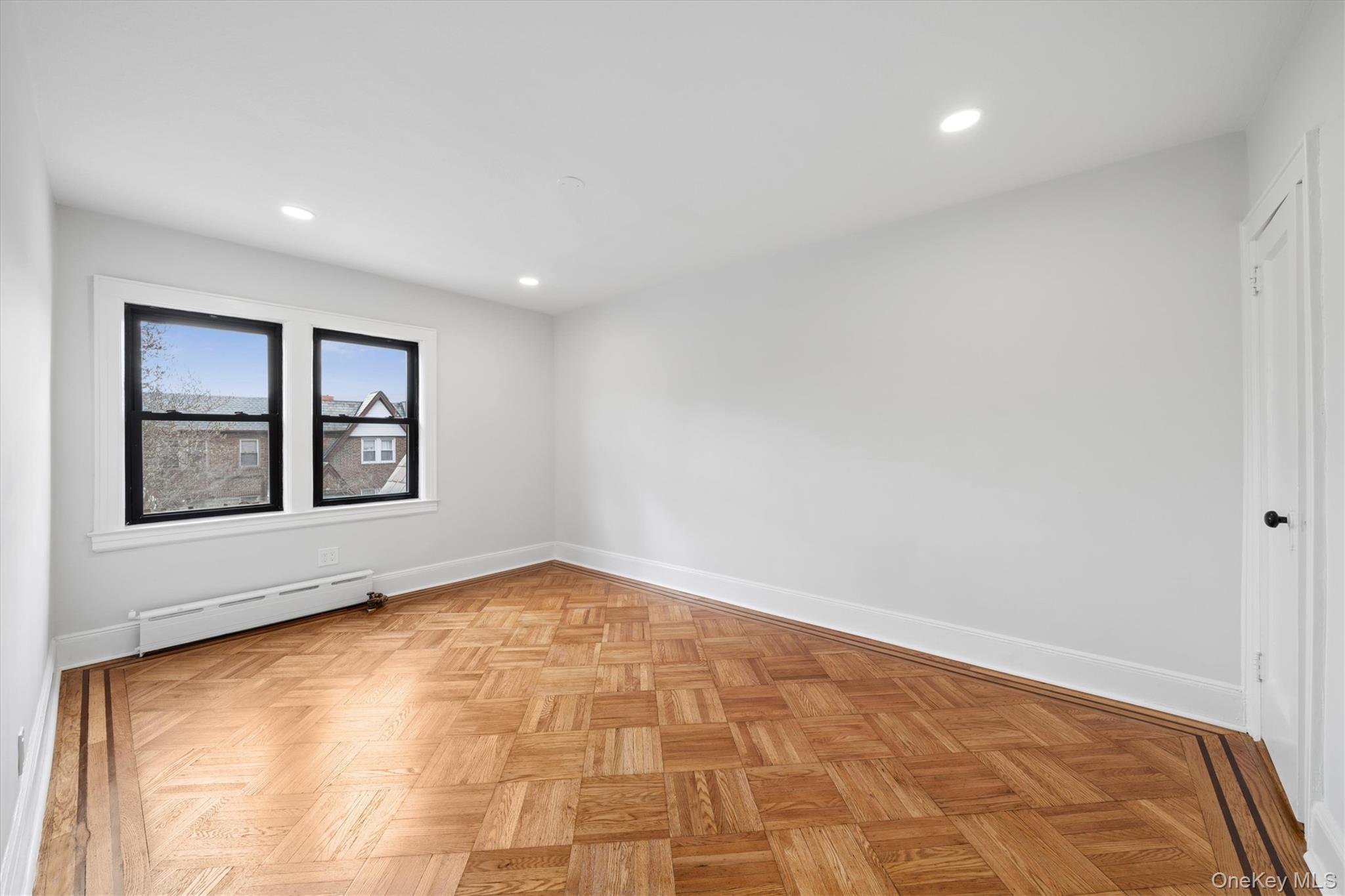 #13 photo, 85-55 67Th Road, कुईंस Rego Park , NY 11374