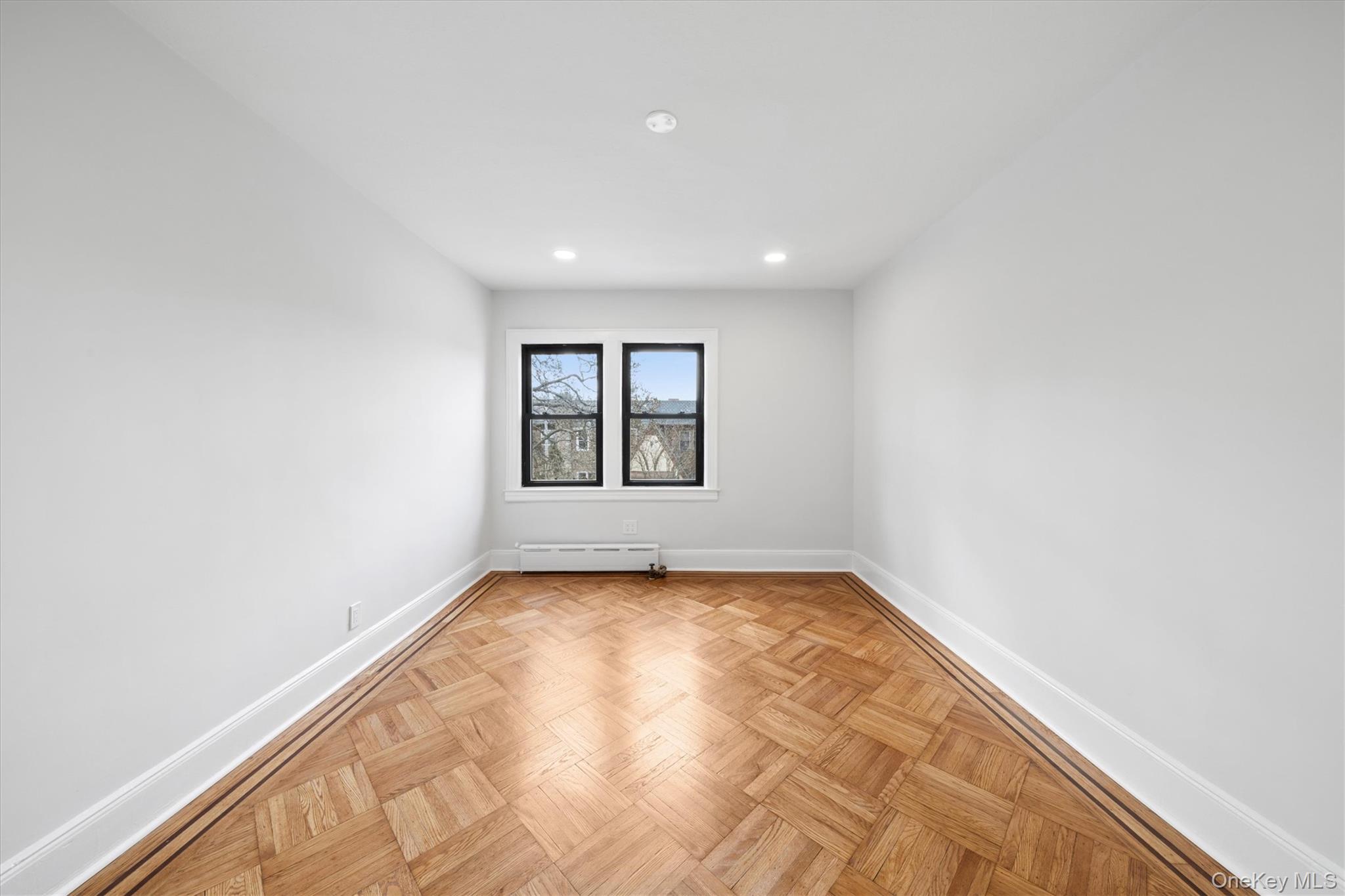 #14 photo, 85-55 67Th Road, कुईंस Rego Park , NY 11374