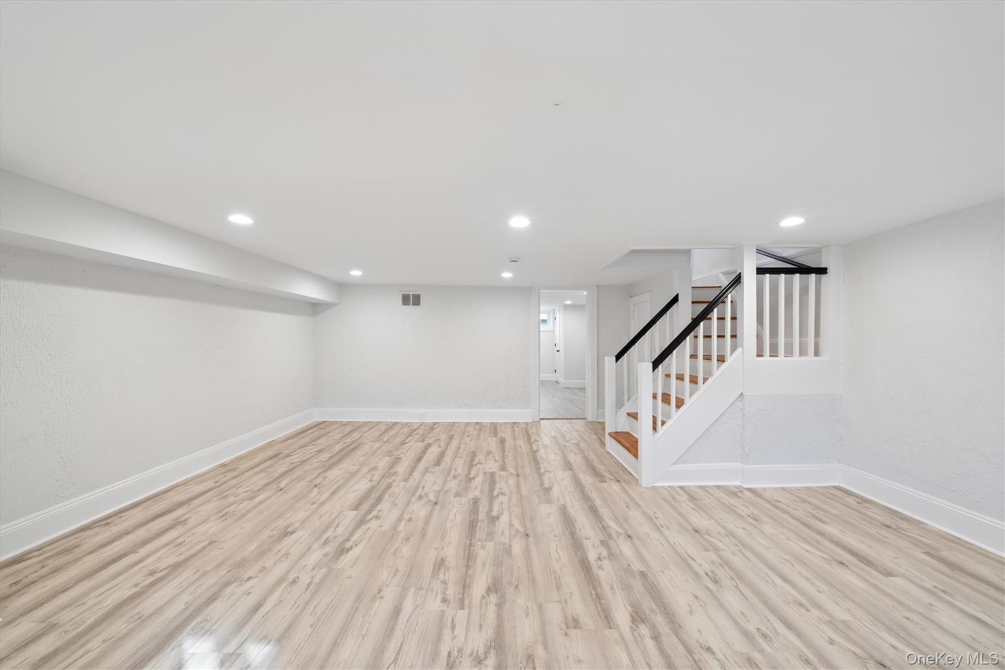 #18 photo, 85-55 67Th Road, कुईंस Rego Park , NY 11374