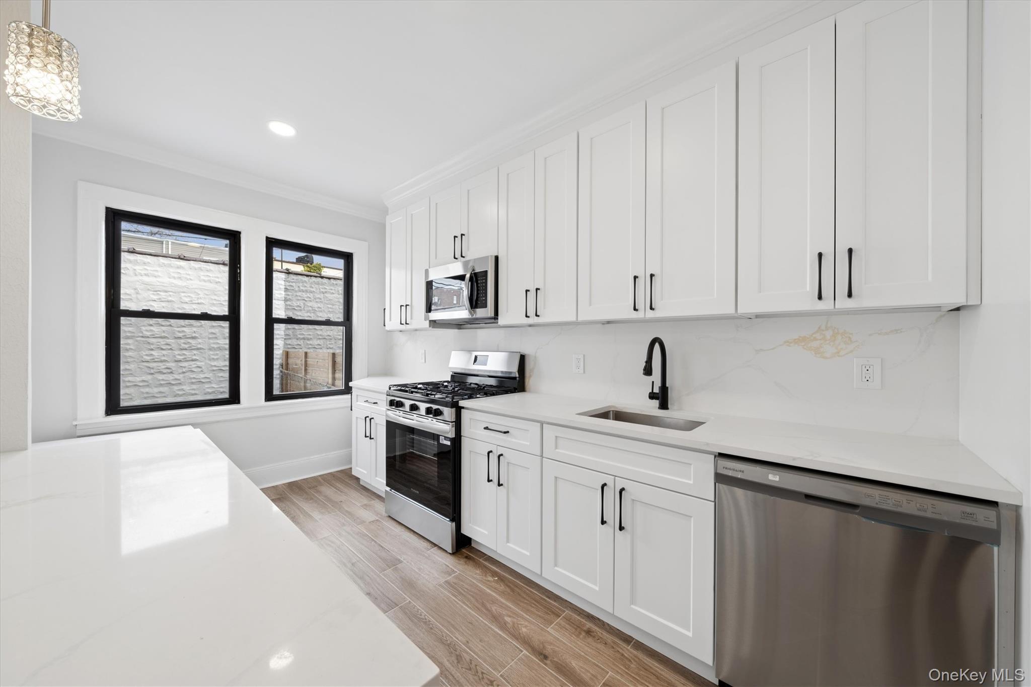 #9 photo, 85-55 67Th Road, कुईंस Rego Park , NY 11374