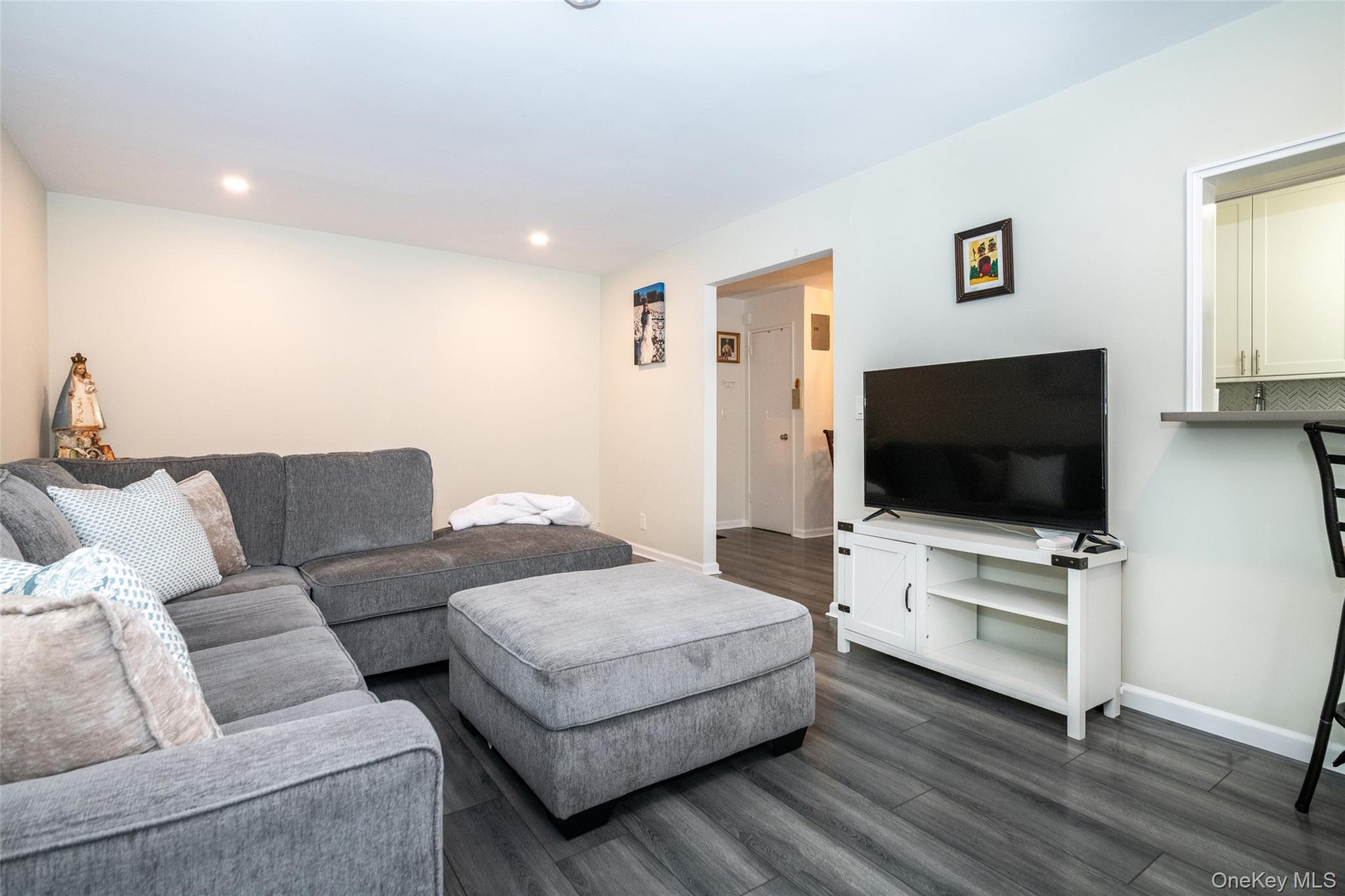 #11 photo, 450 Pelham Road, New Rochelle , NY 10805