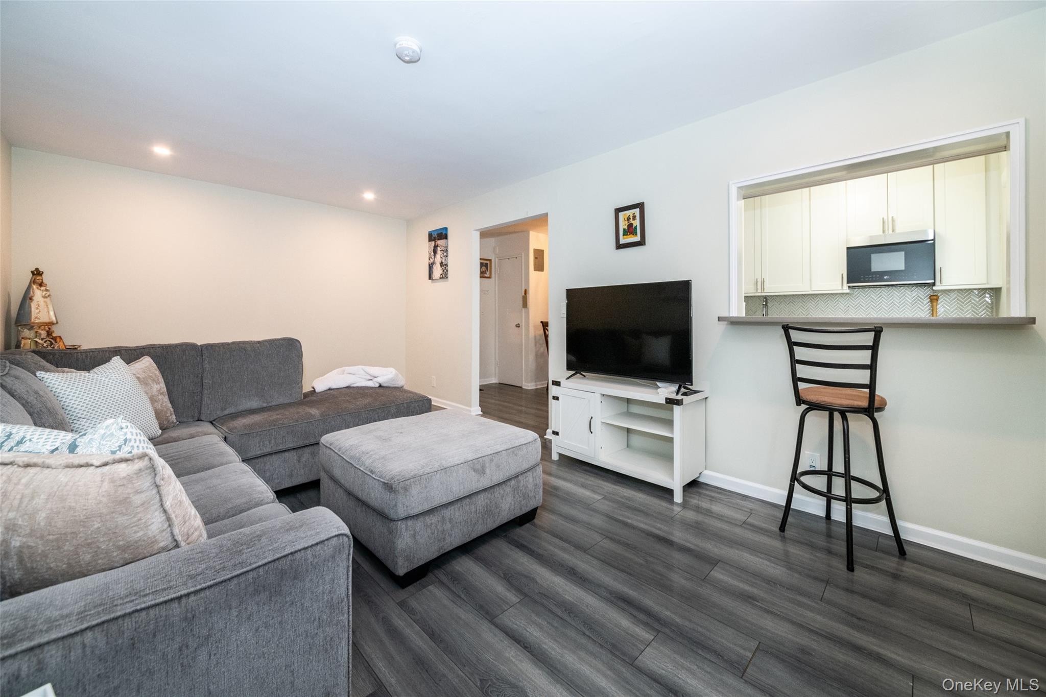 #8 photo, 450 Pelham Road, New Rochelle , NY 10805