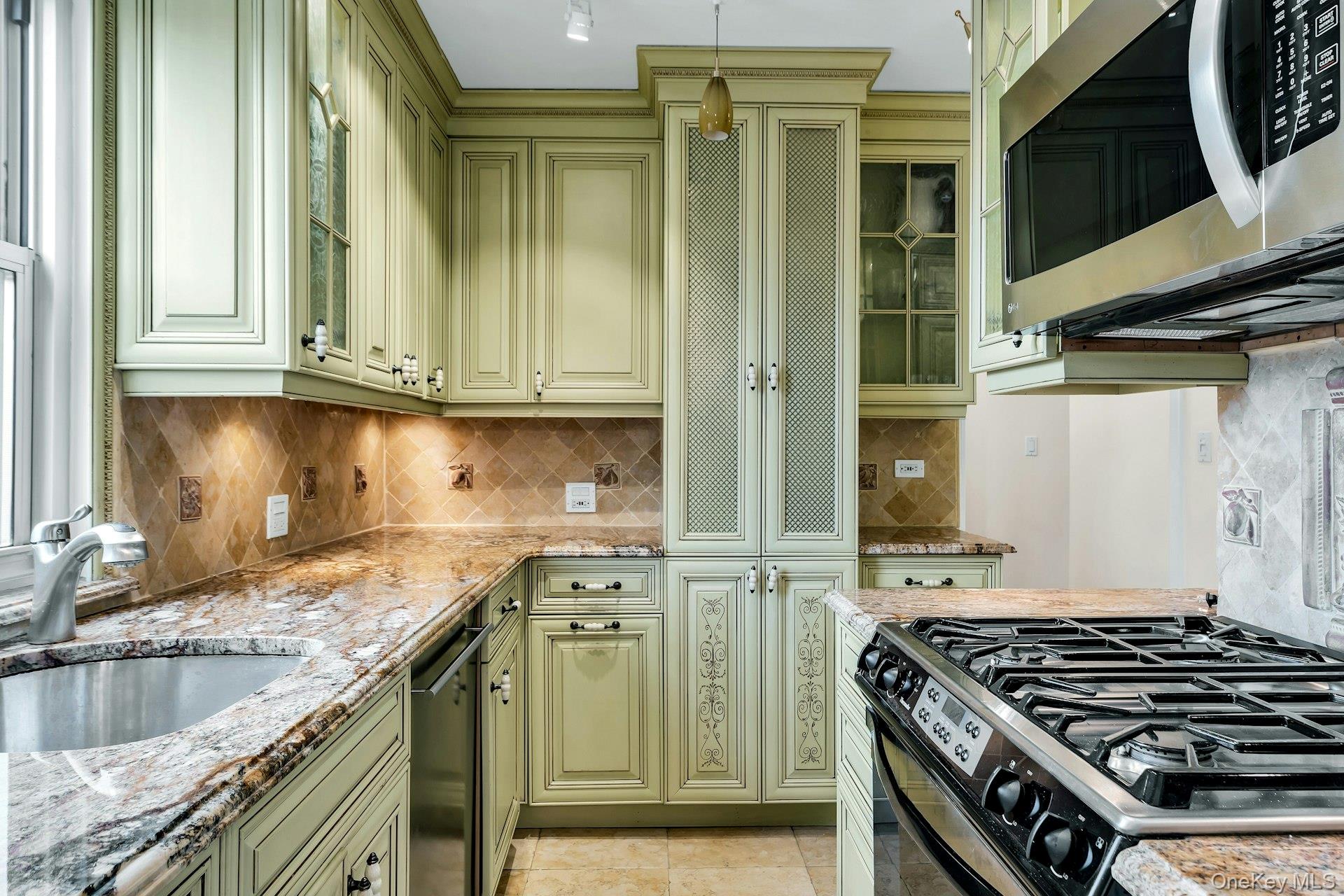 #6 photo, 110-11 Queens Boulevard, फॉरेस्ट हिल्स Forest Hills , NY 11375