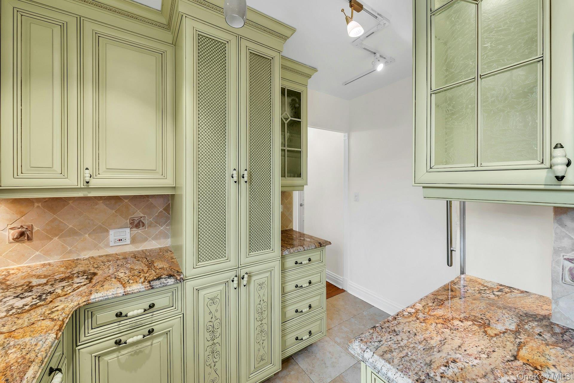 #7 photo, 110-11 Queens Boulevard, फॉरेस्ट हिल्स Forest Hills , NY 11375