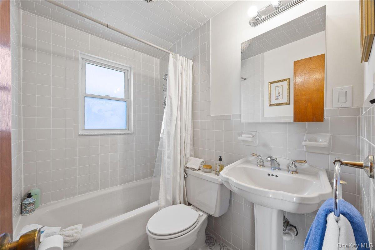 #17 photo, 214 Central Boulevard, Нассау ‖ New Hyde Park , NY 11040