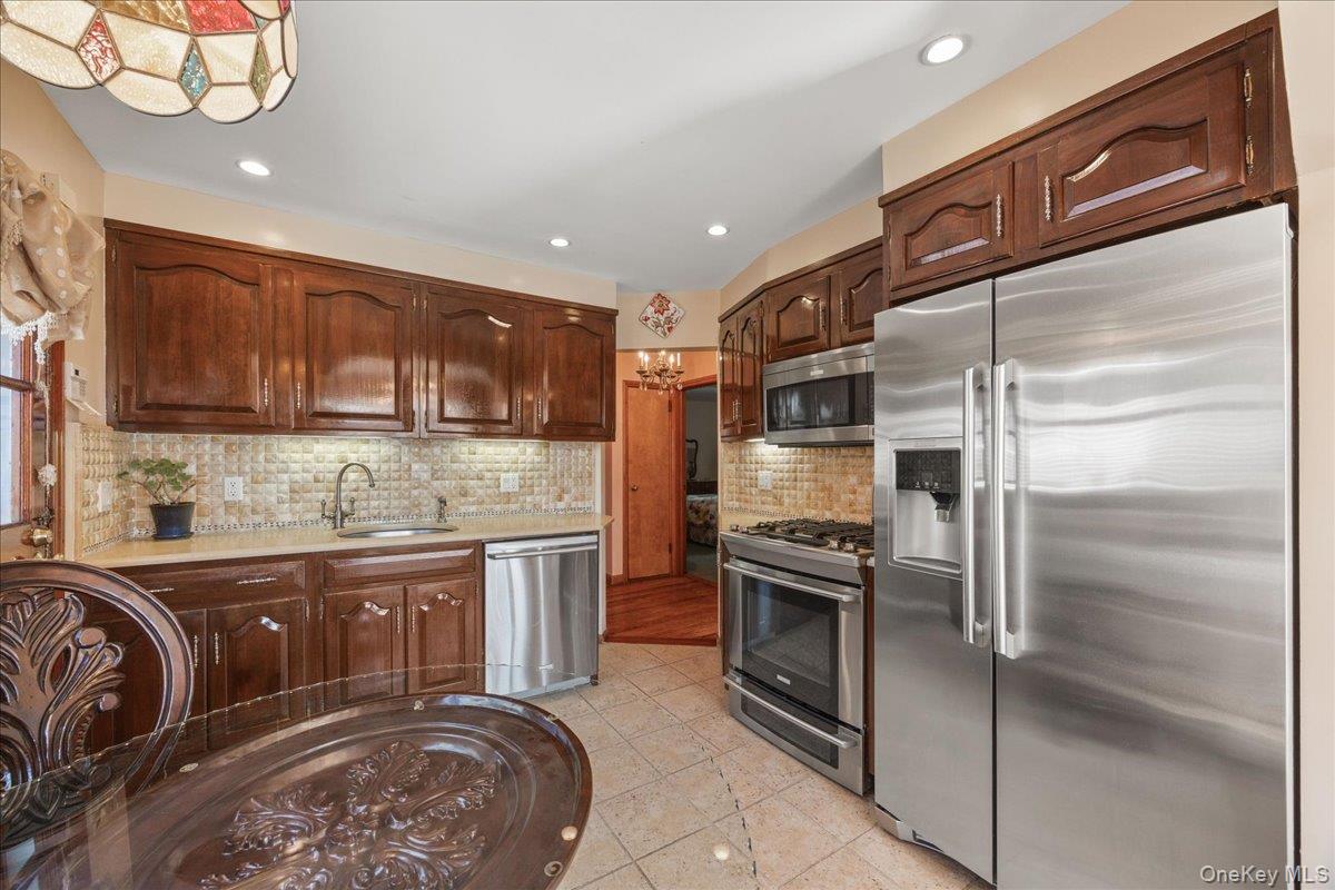 #6 photo, 214 Central Boulevard, Нассау ‖ New Hyde Park , NY 11040