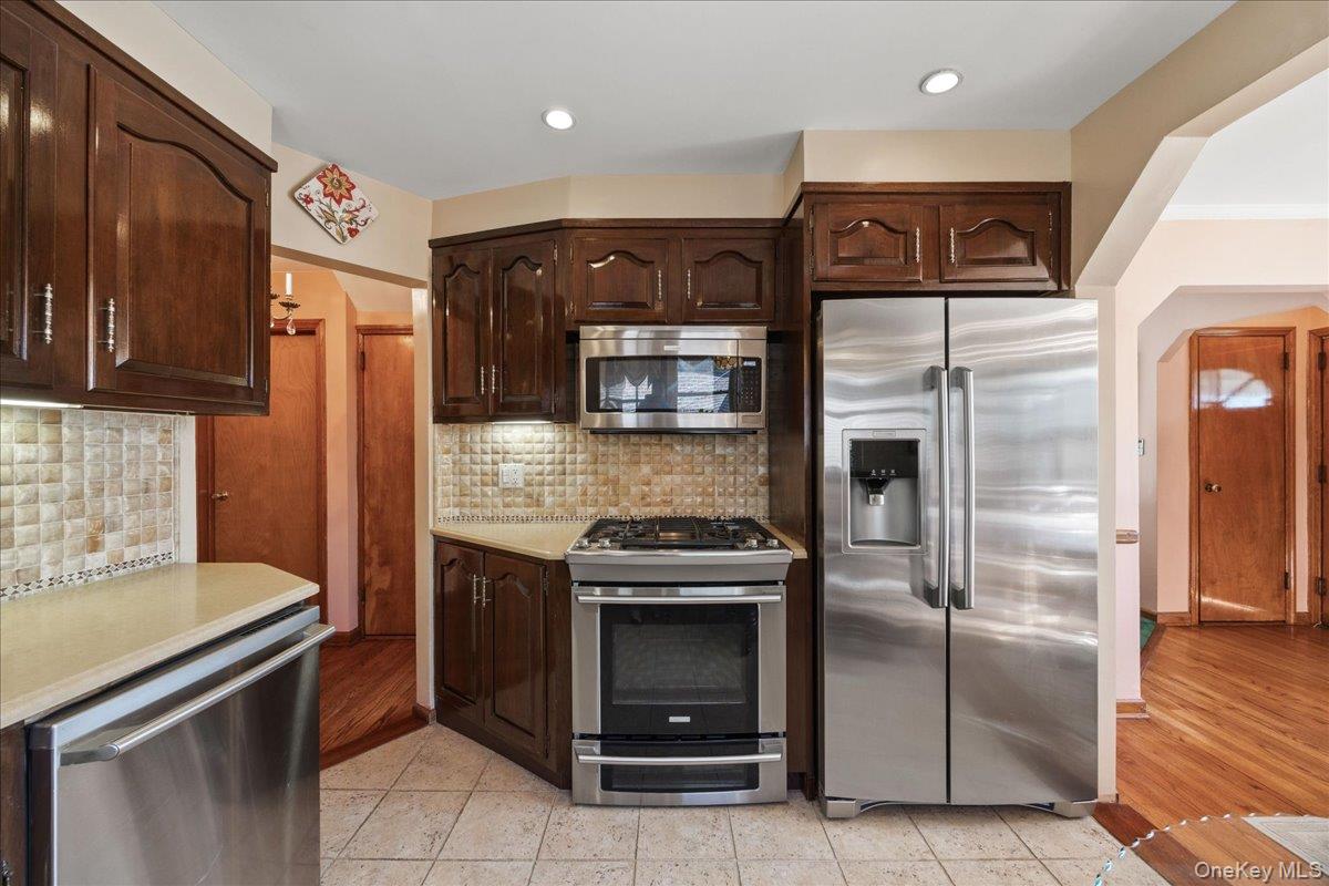 #7 photo, 214 Central Boulevard, Нассау ‖ New Hyde Park , NY 11040