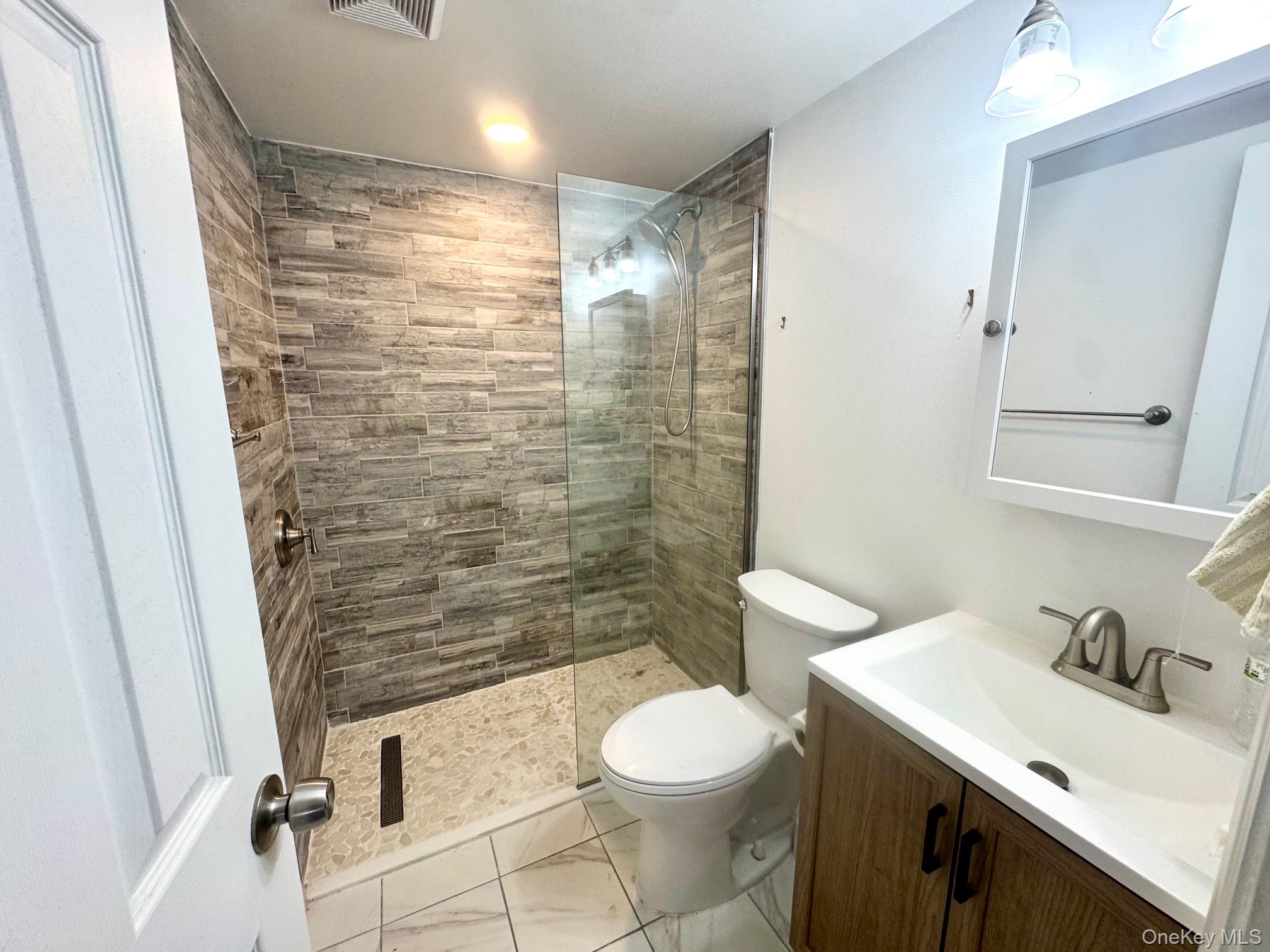 #2 photo, 26 Redwood Court, सफ़ोक काउंटी Coram , NY 11727