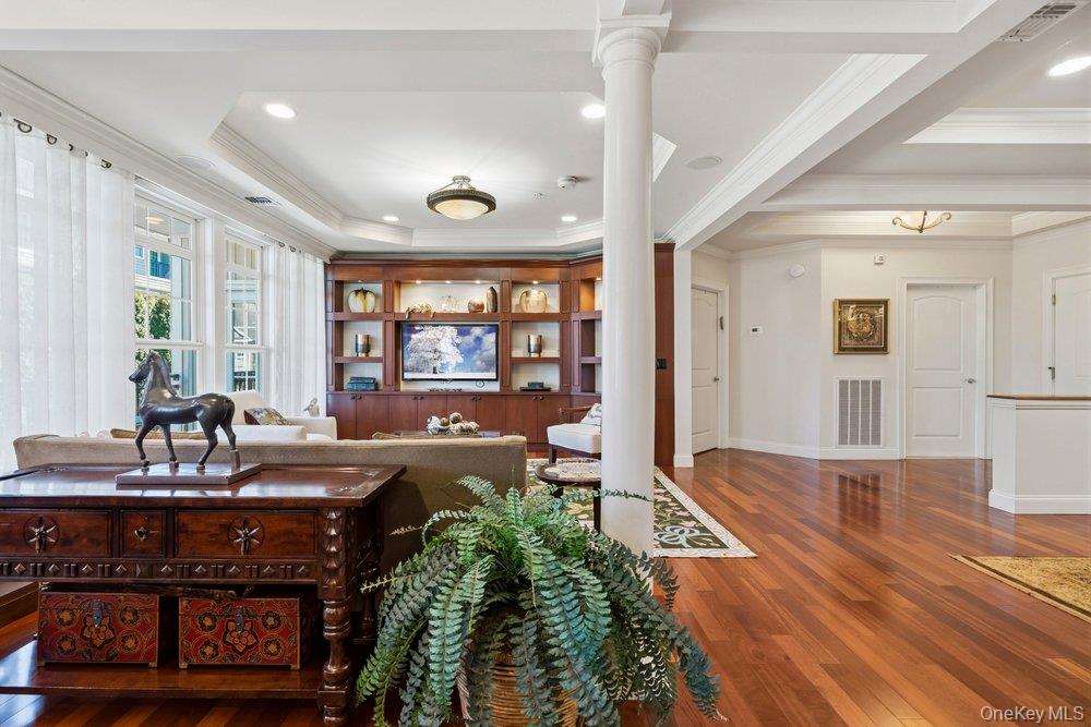 #5 photo, 336 Trotting Lane, वेस्टबरी Westbury , NY 11590