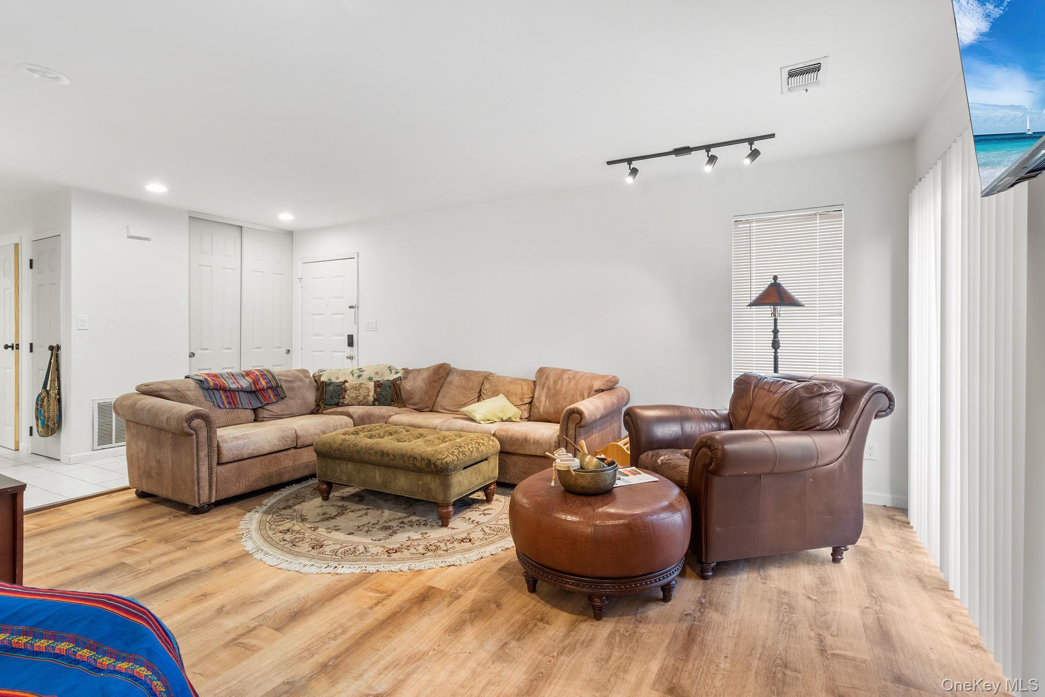 #2 photo, 230 Aspen Court, नासाउ काउंटी Wantagh , NY 11793