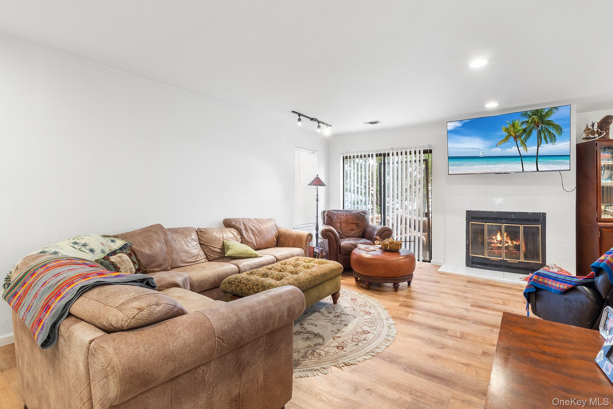 #3 photo, 230 Aspen Court, नासाउ काउंटी Wantagh , NY 11793