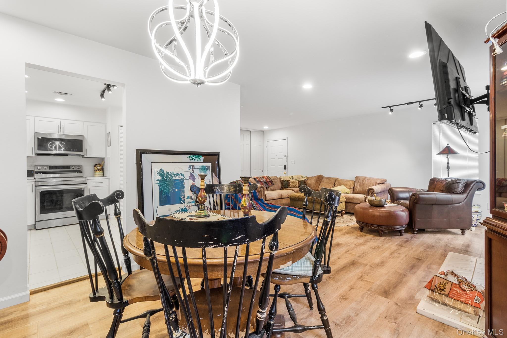 #4 photo, 230 Aspen Court, नासाउ काउंटी Wantagh , NY 11793