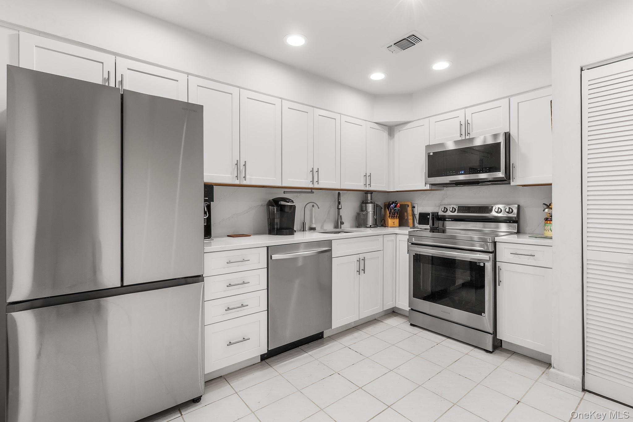 #6 photo, 230 Aspen Court, नासाउ काउंटी Wantagh , NY 11793