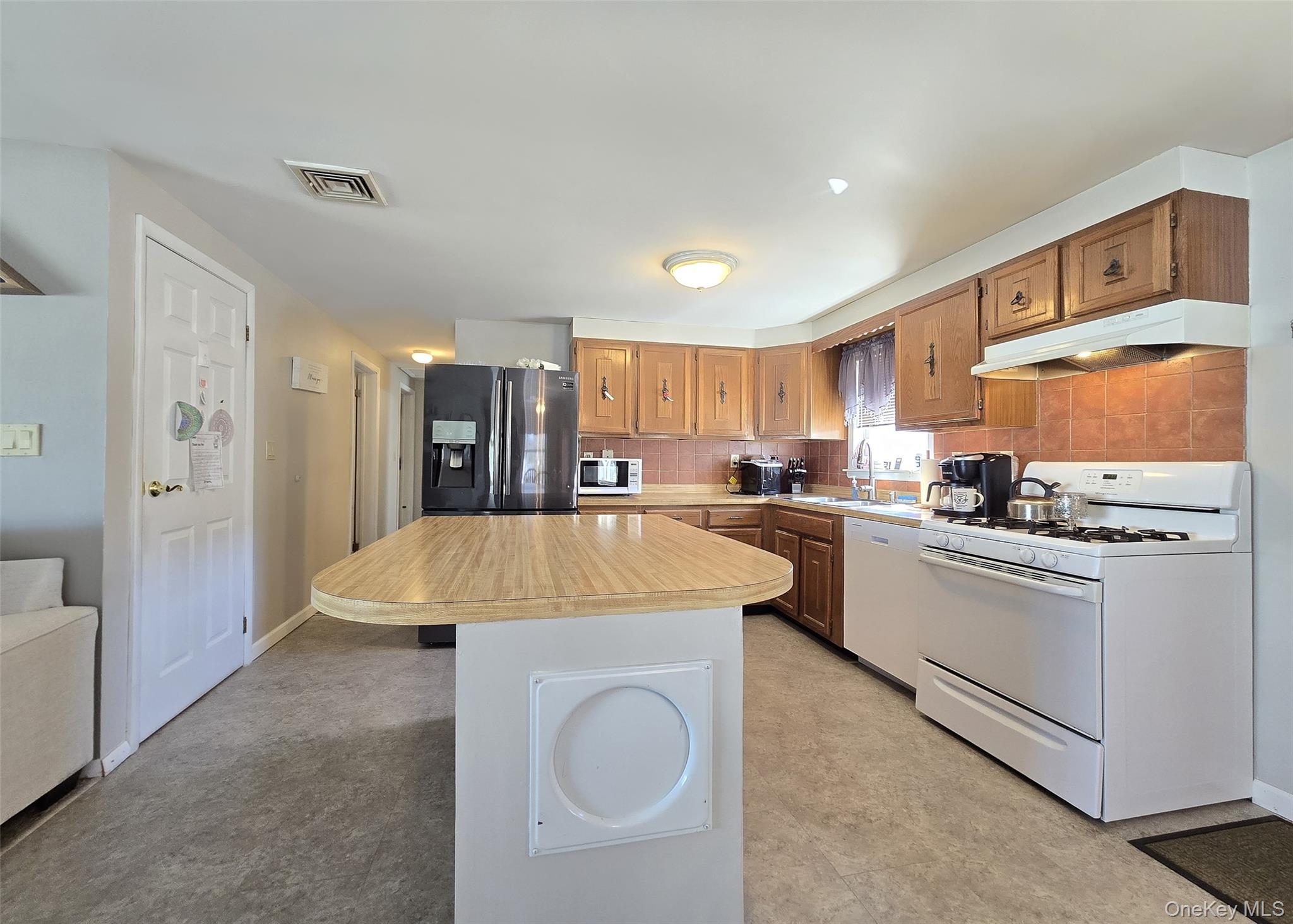 #5 photo, 146 Webster Avenue, সাফোক কাউন্টি Ronkonkoma , NY 11779