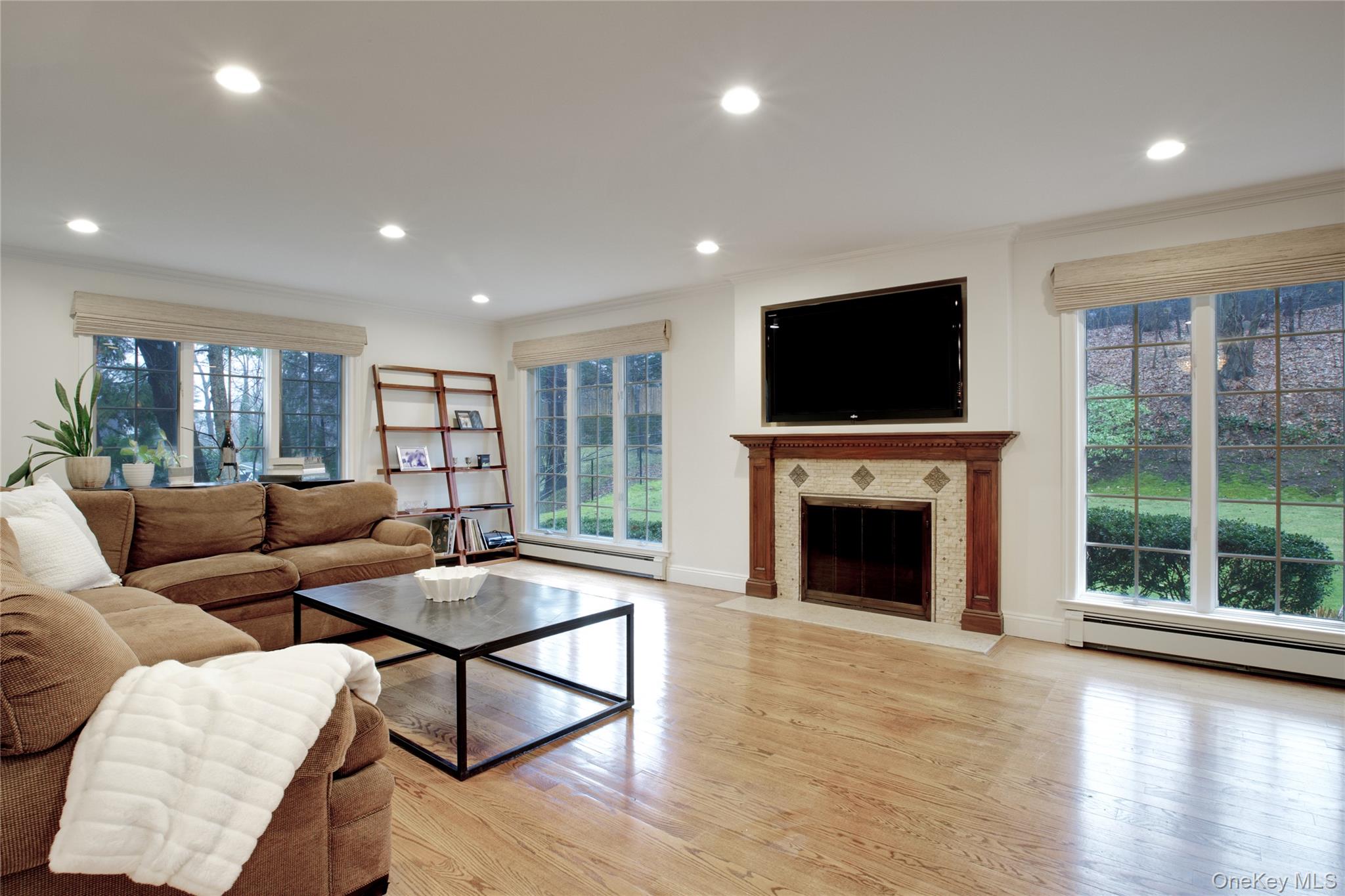 #6 photo, 330 Chestnut Drive, East Hills , NY 11576