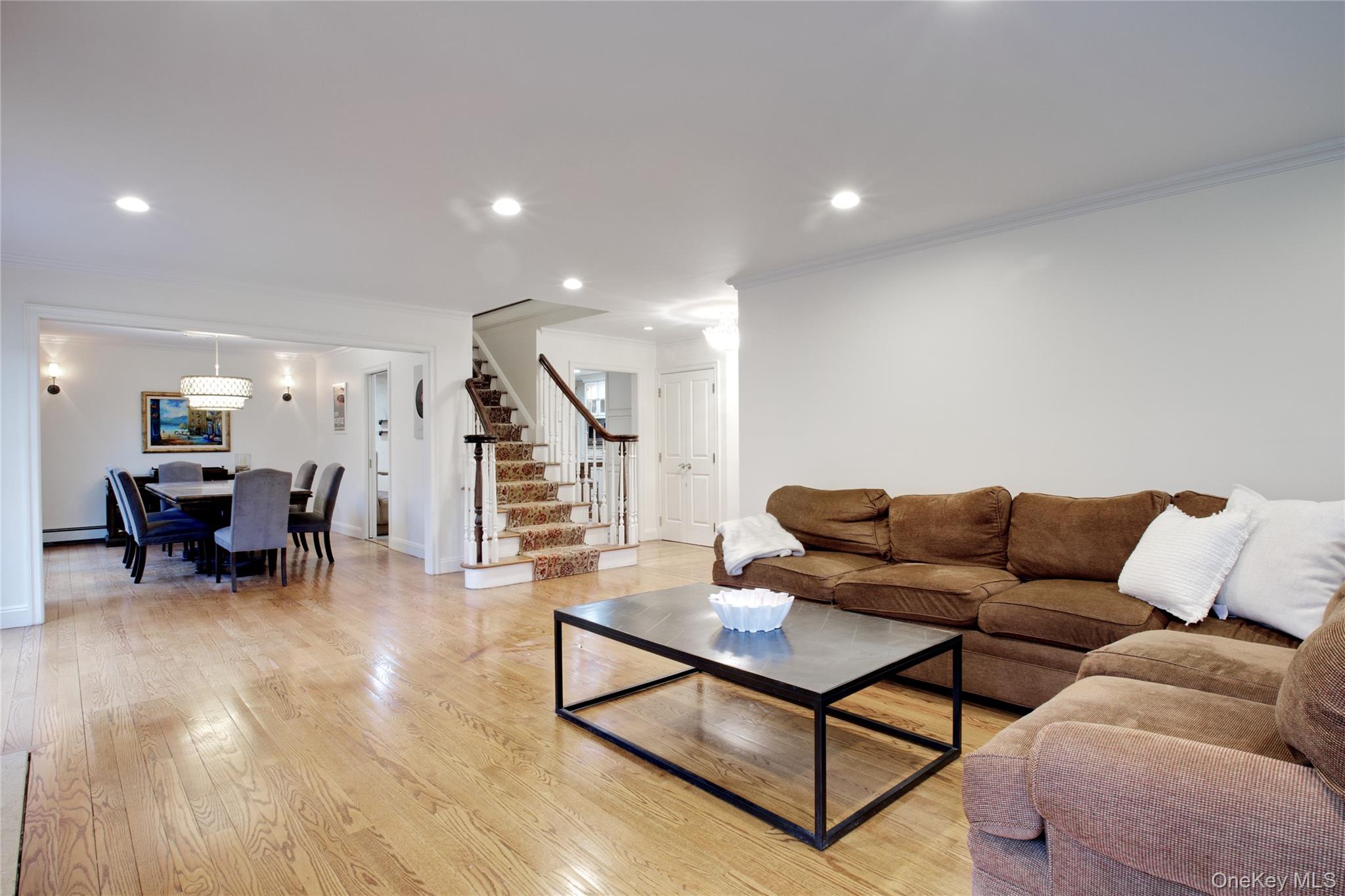 #7 photo, 330 Chestnut Drive, East Hills , NY 11576