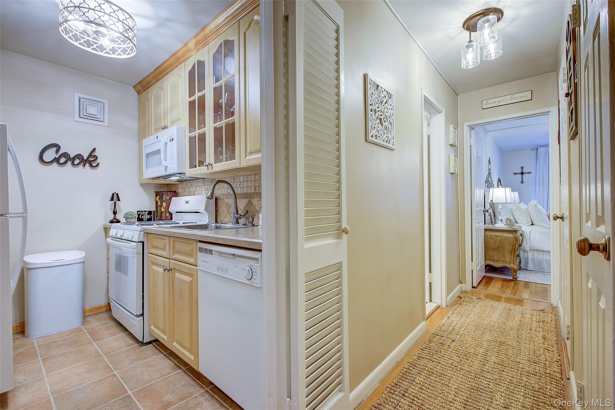 #13 photo, 84-39 153rd Avenue, कुईंस Howard Beach , NY 11414