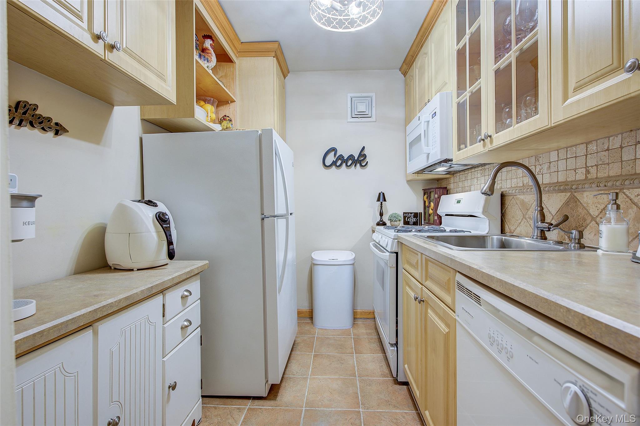 #19 photo, 84-39 153rd Avenue, कुईंस Howard Beach , NY 11414