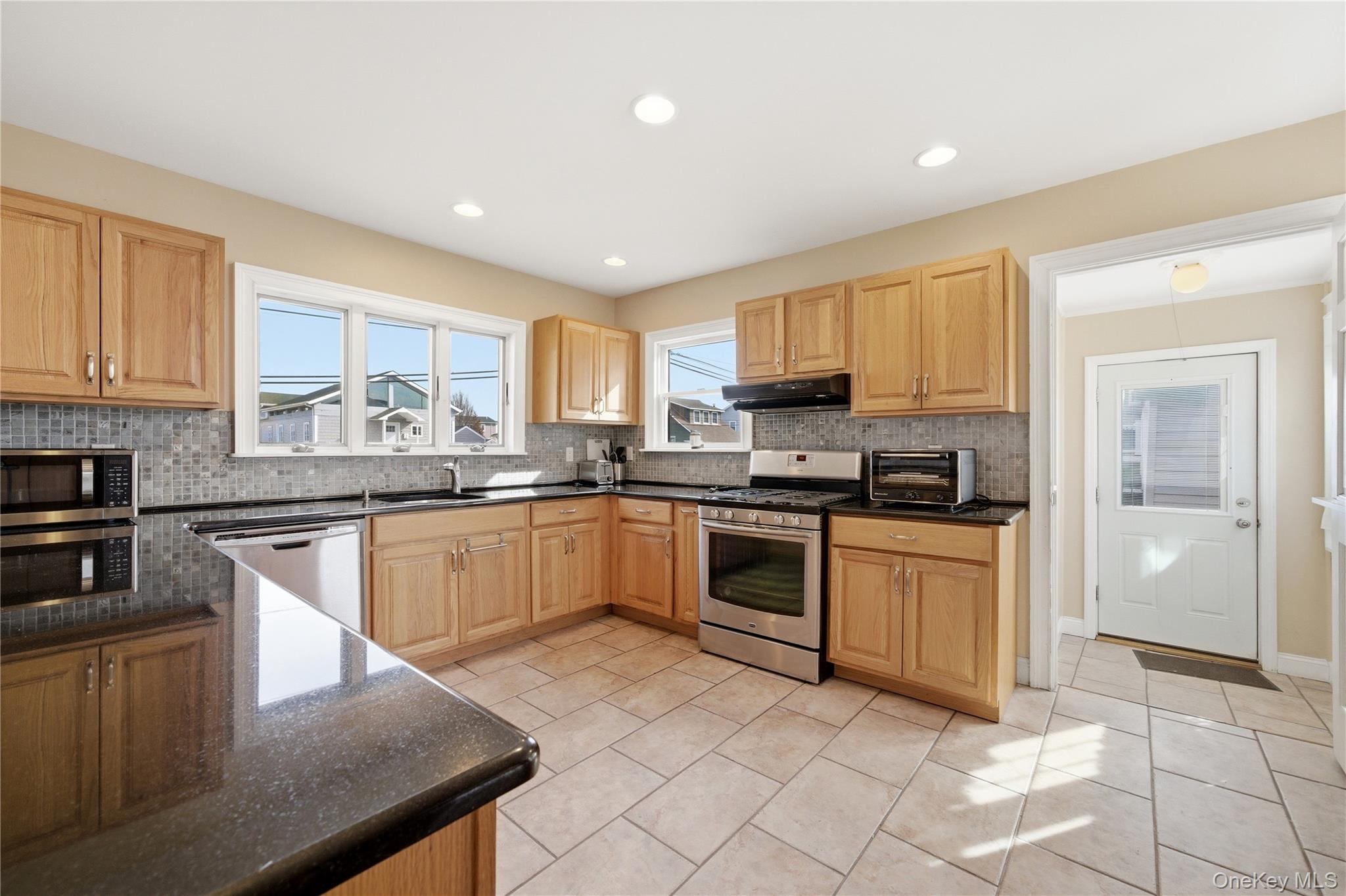 #5 photo, 264 S Bayview Avenue, 東長島 Amityville , NY 11701