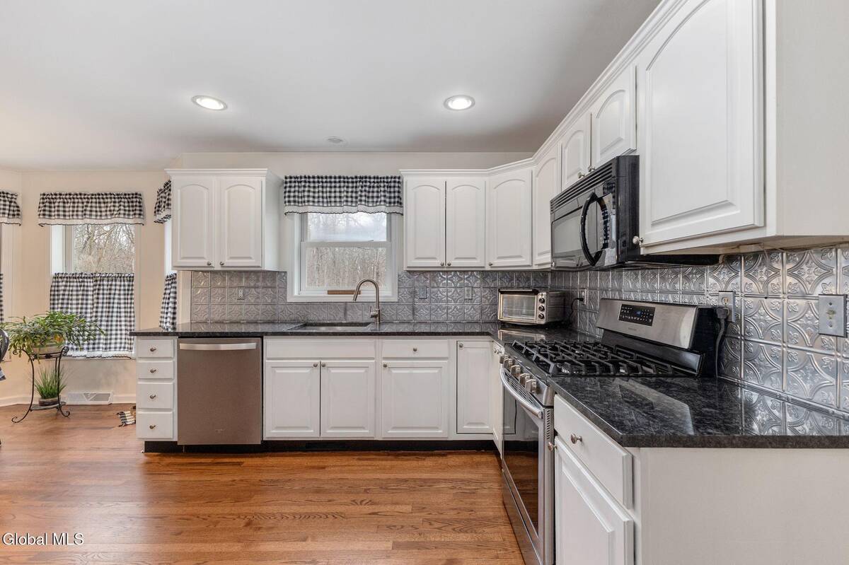 #16 photo, 32 Bancker Avenue, Glenville , NY 12302