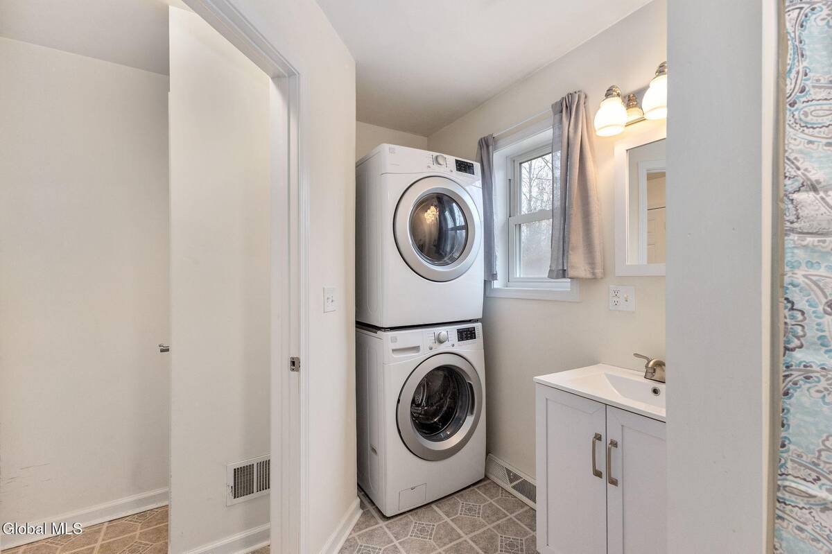 #20 photo, 32 Bancker Avenue, Glenville , NY 12302