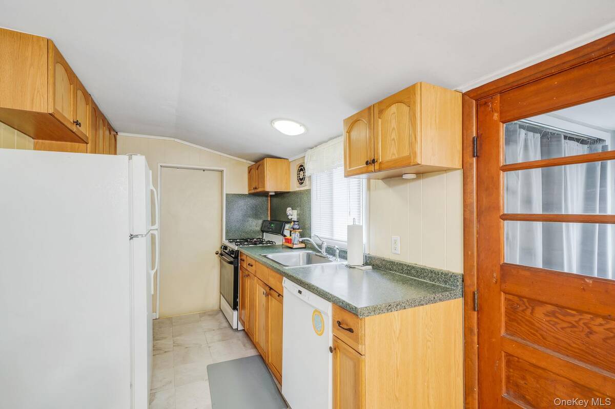 #7 photo, 11 Rosemont Avenue, Саффолк ‖ Farmingville , NY 11738