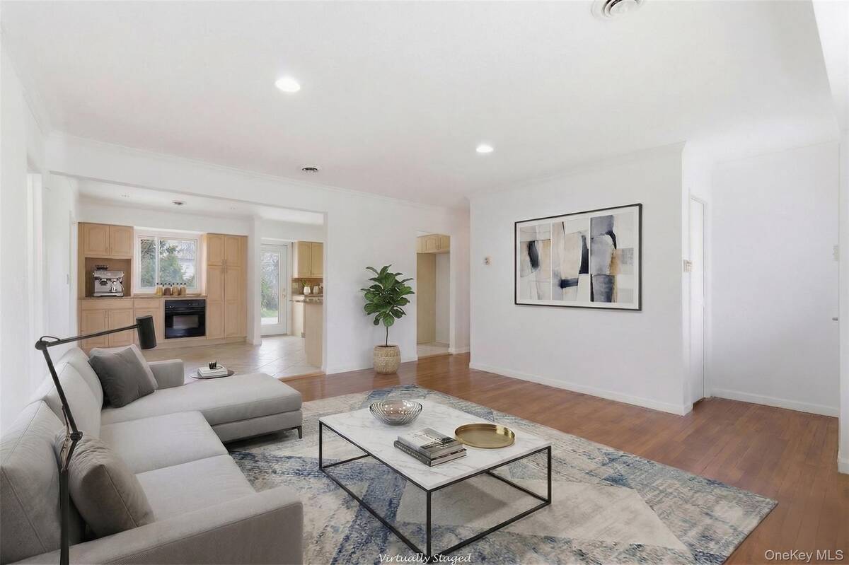 #1 photo, 137 Burr Road, Саффолк ‖ East Northport , NY 11731