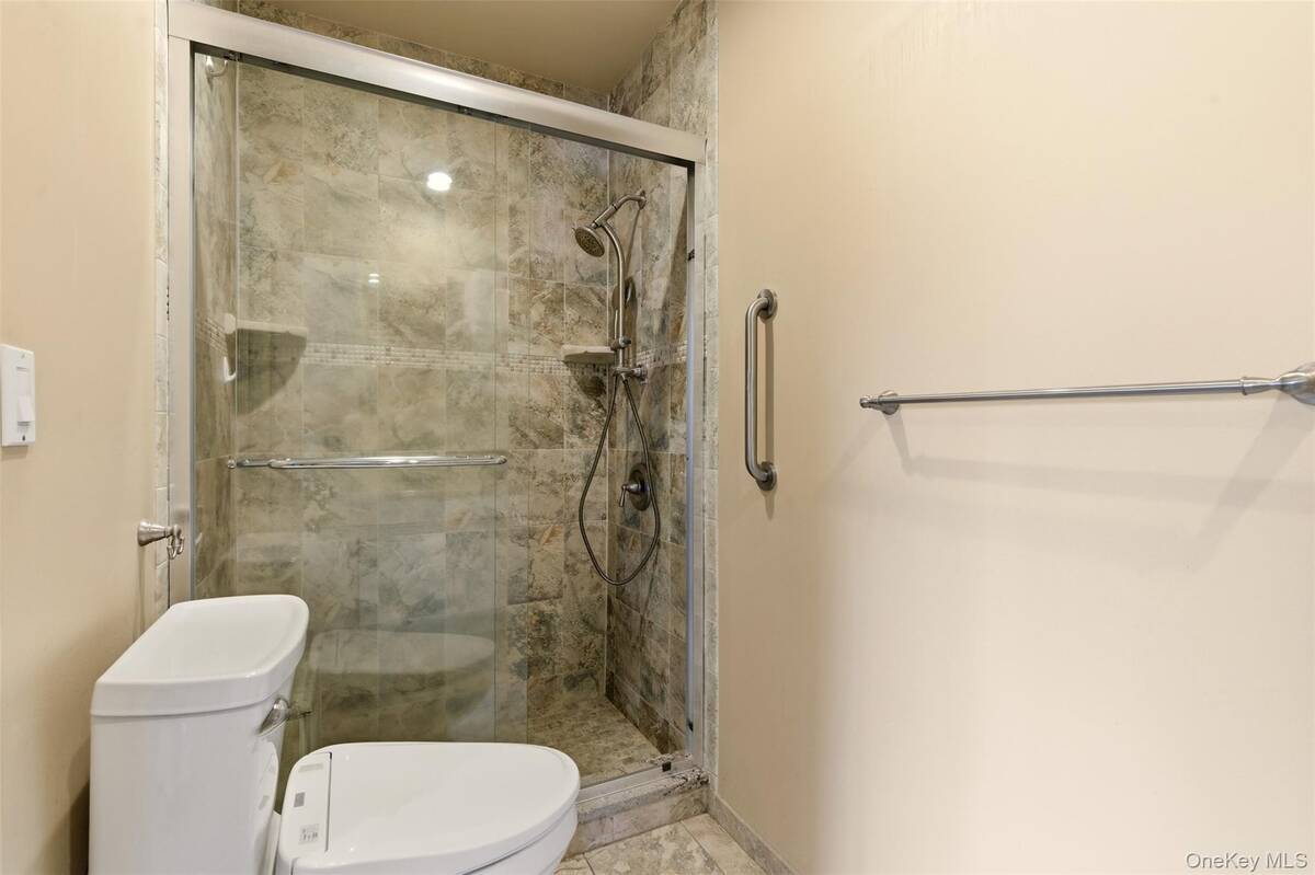 #13 photo, 137 Burr Road, Саффолк ‖ East Northport , NY 11731