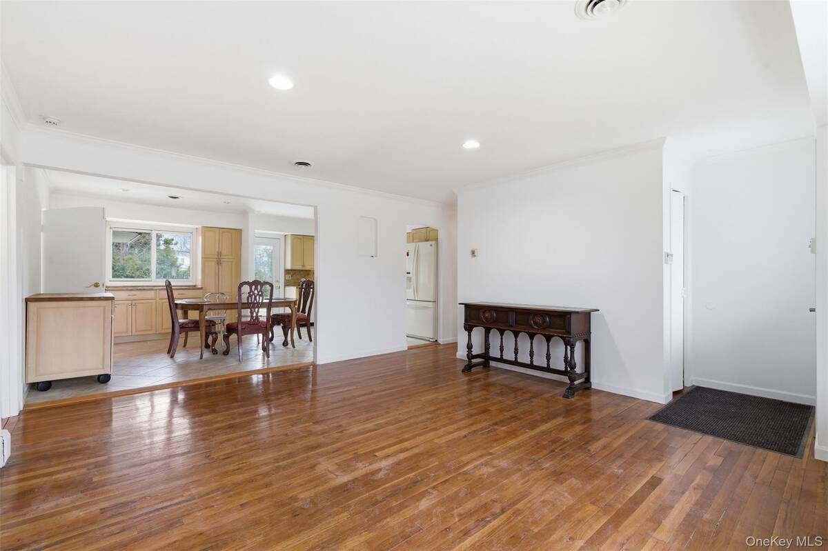 #2 photo, 137 Burr Road, Саффолк ‖ East Northport , NY 11731