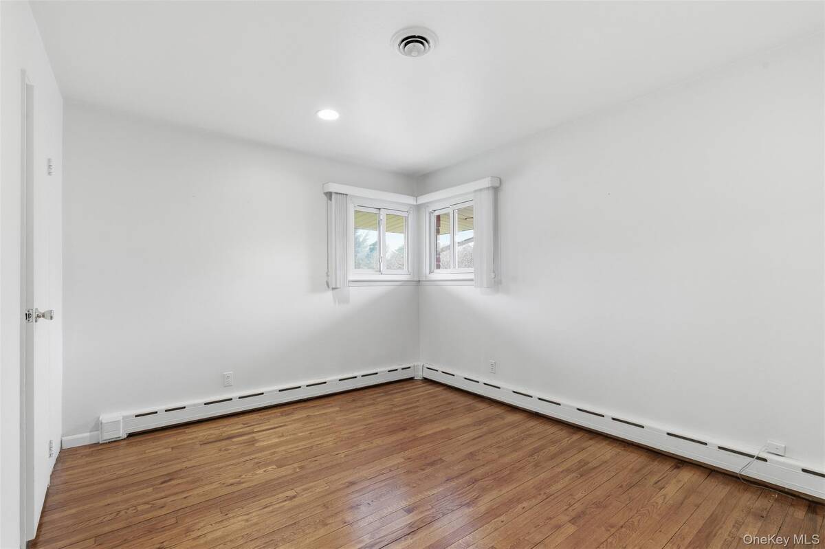 #23 photo, 137 Burr Road, Саффолк ‖ East Northport , NY 11731