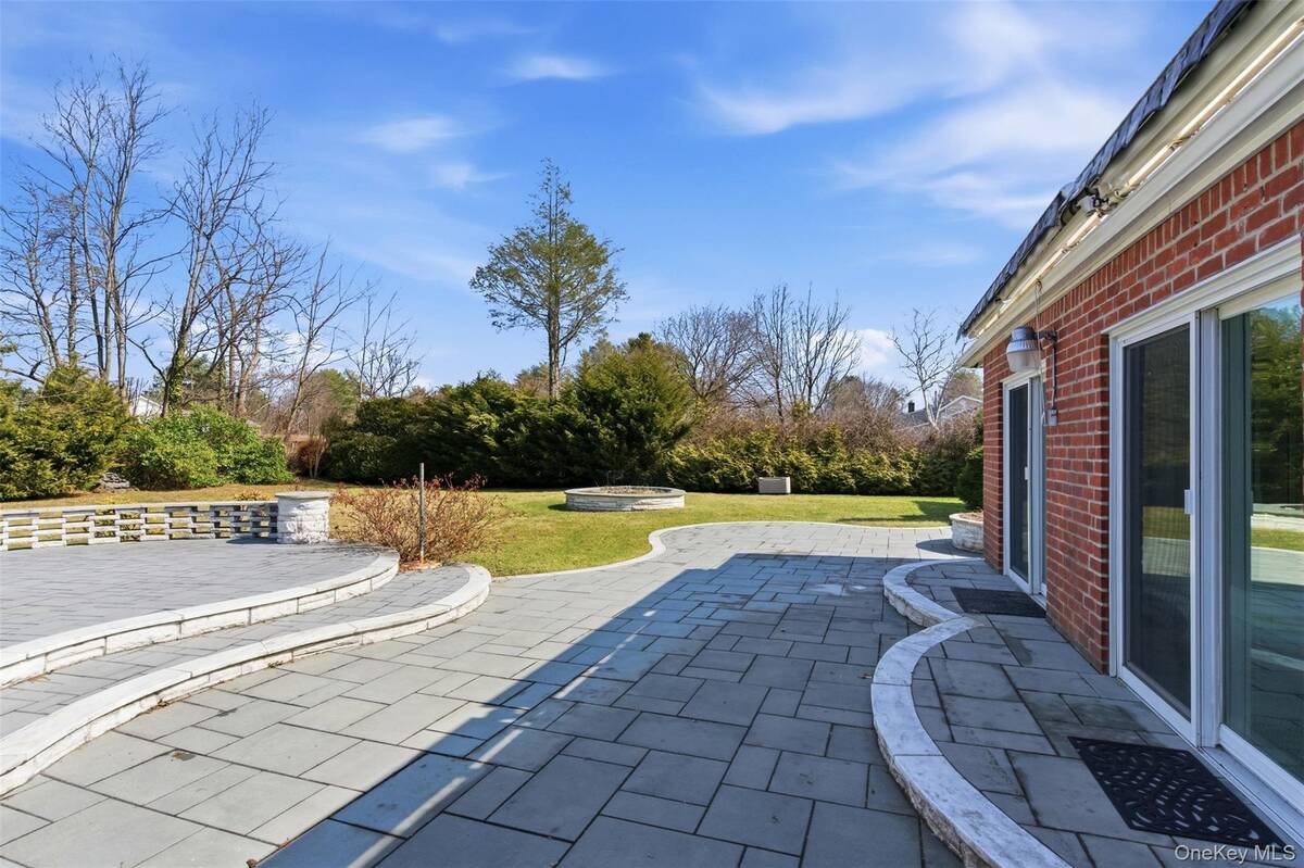 #35 photo, 137 Burr Road, Саффолк ‖ East Northport , NY 11731